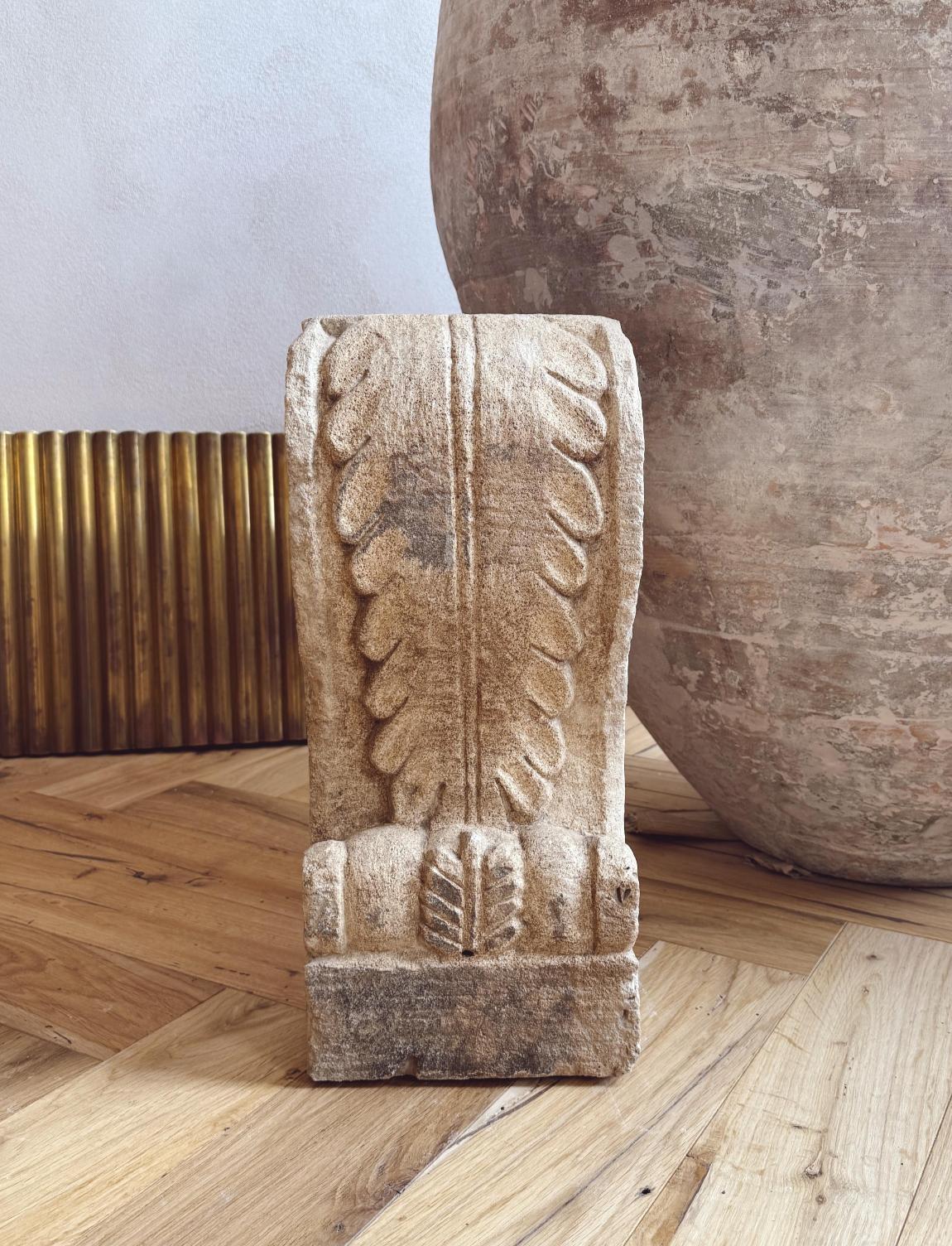 Gran zócalo o estante decorativo de arenisca del siglo XVIII recuperado de un palacio de Noto.  Se puede utilizar para apoyar una estantería, como pata de una mesa de centro o como elemento arquitectónico de la casa. 

Dimensiones: Alto 52 cm x