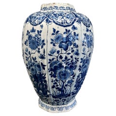 Große blau-weiße Vase aus Delft, 18. Jahrhundert, signiert und handbemalt 