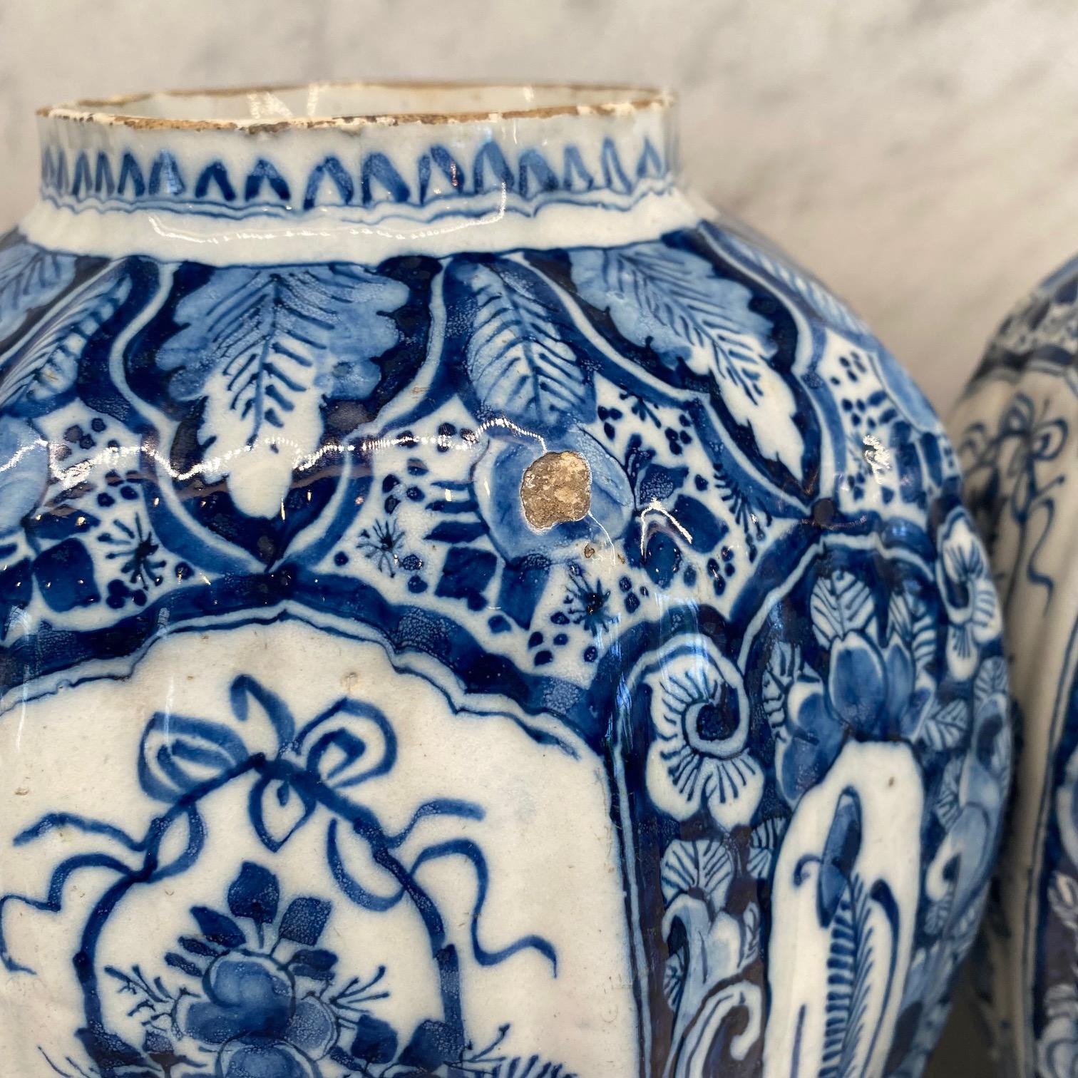 Grandes jarres de Delft peintes à la main en bleu et blanc, du 18e siècle, de style hollandais en vente 4