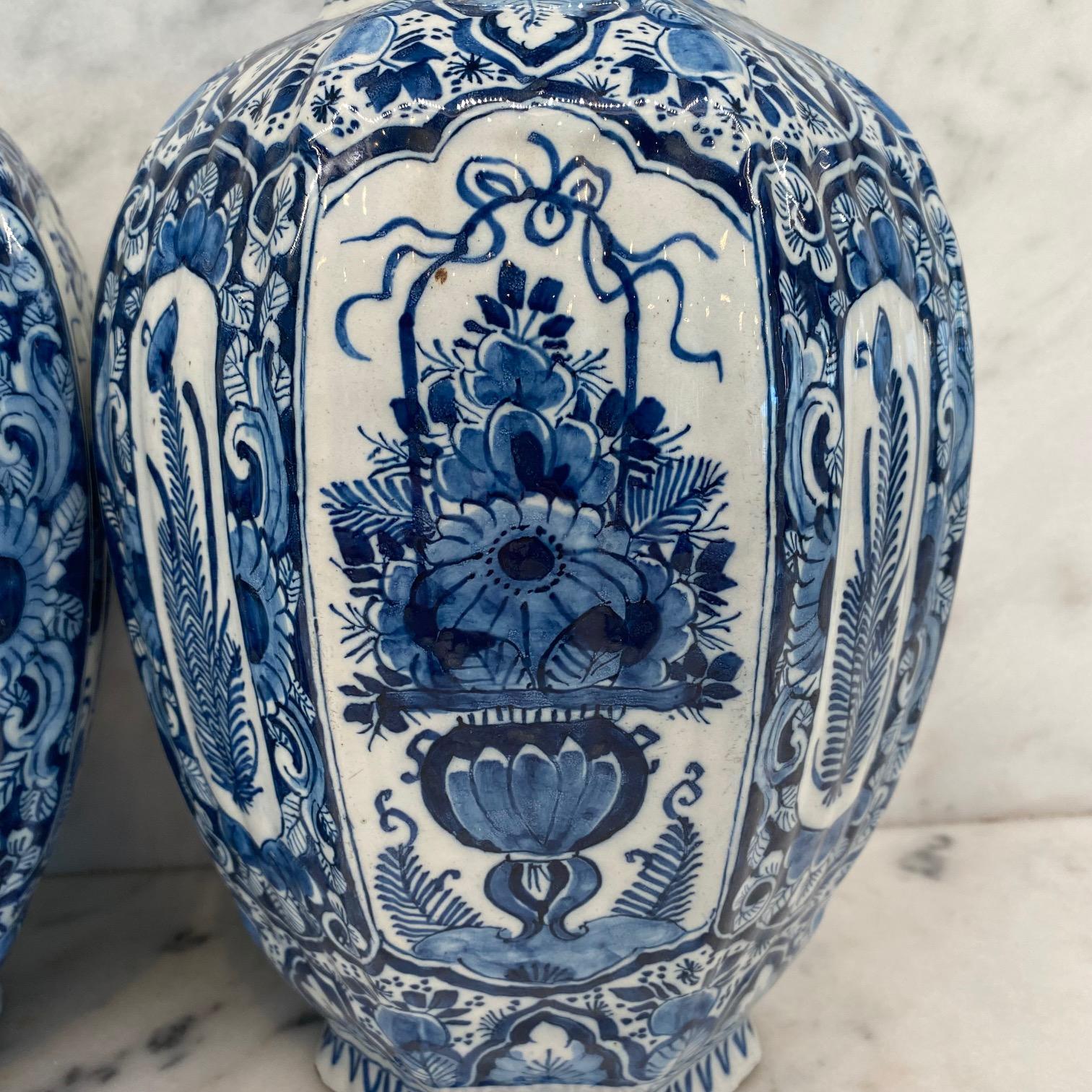 Grandes jarres de Delft peintes à la main en bleu et blanc, du 18e siècle, de style hollandais en vente 5