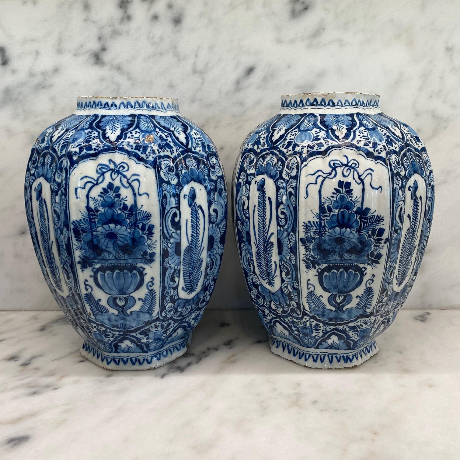 Grandes jarres de Delft peintes à la main en bleu et blanc, du 18e siècle, de style hollandais en vente 6