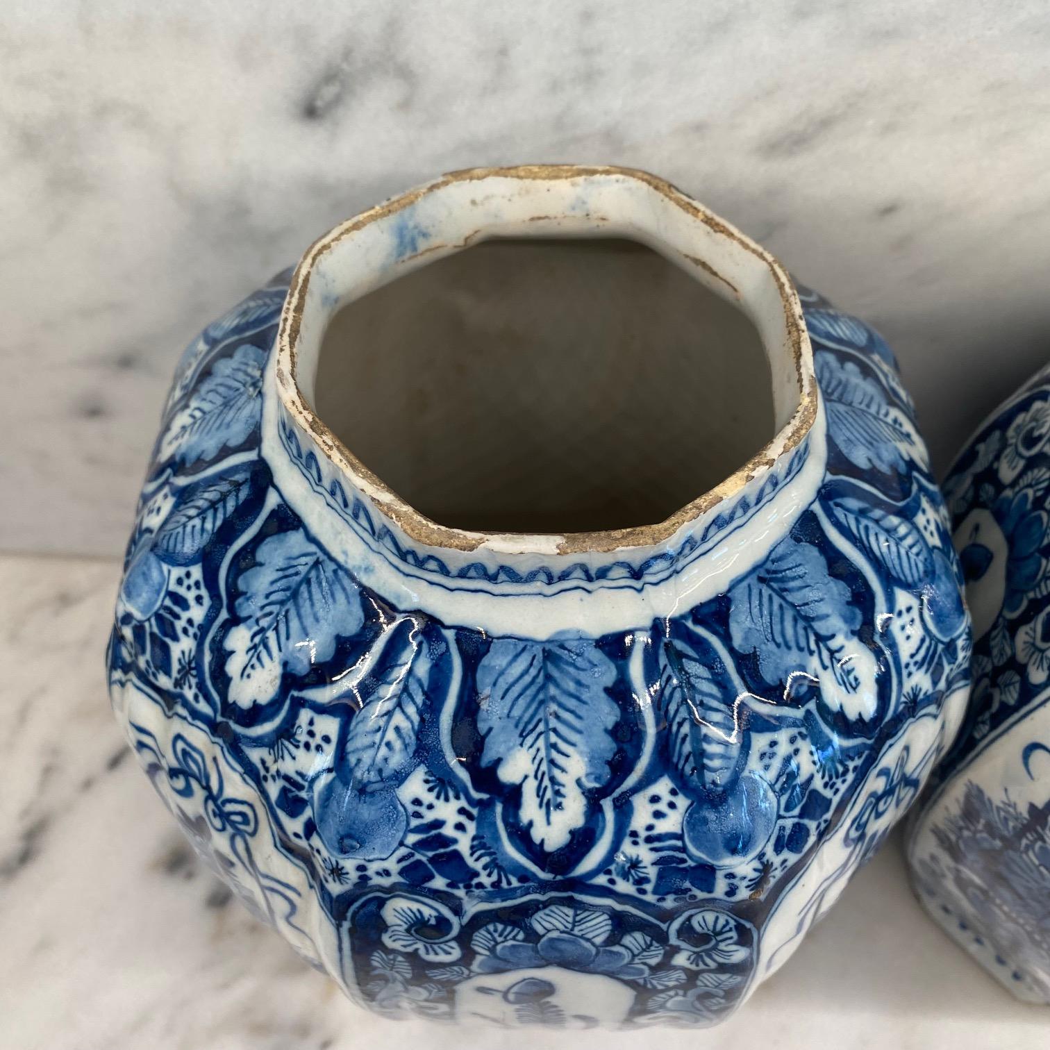 Paire de jarres en Delft, bleu et blanc, de qualité muséale, datant du 18e siècle. Grand et beau !  Un petit éclat sur le bord (voir photos). Acheté dans le sud de la France. .#7289
Diamètre de la base 5