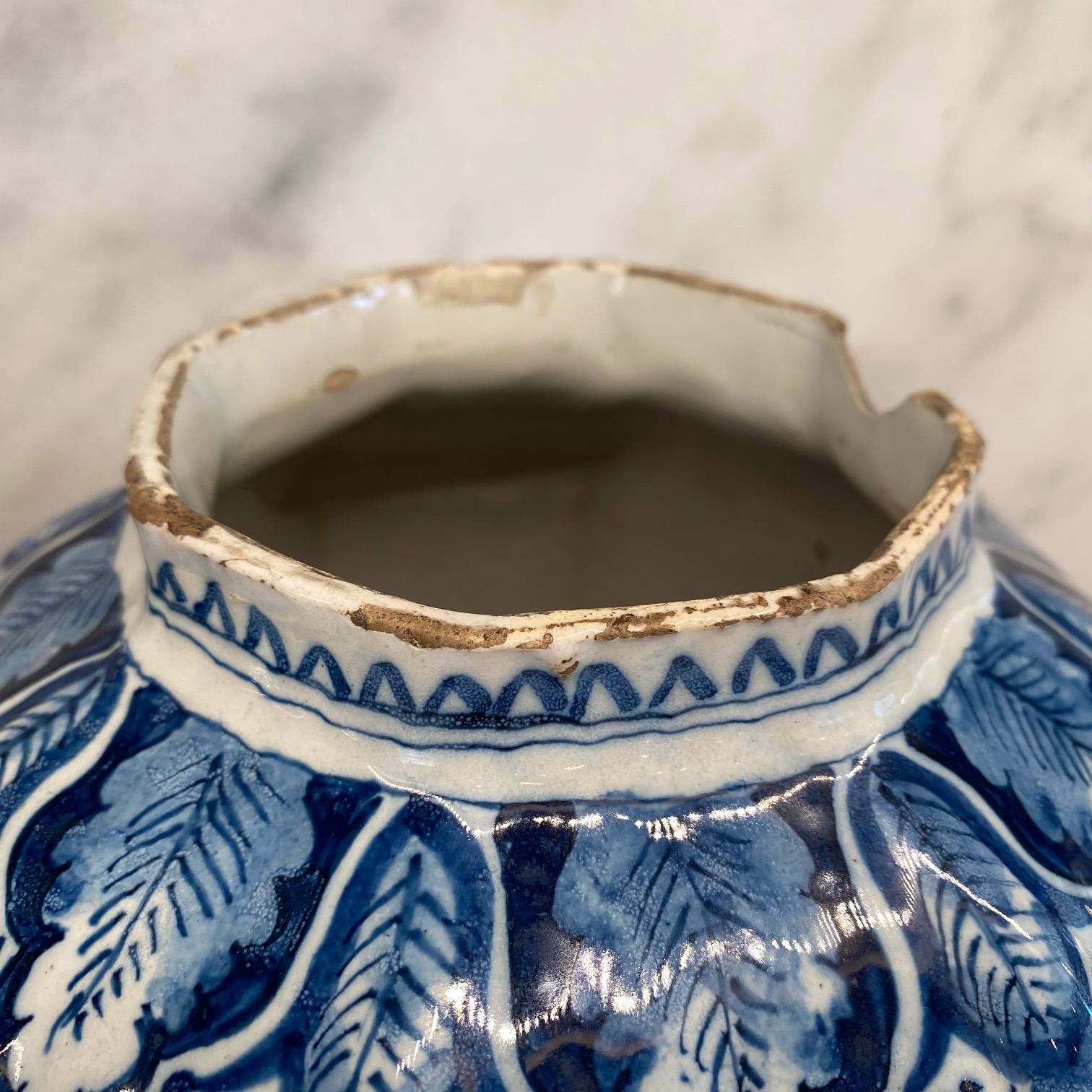 Néerlandais Grandes jarres de Delft peintes à la main en bleu et blanc, du 18e siècle, de style hollandais en vente