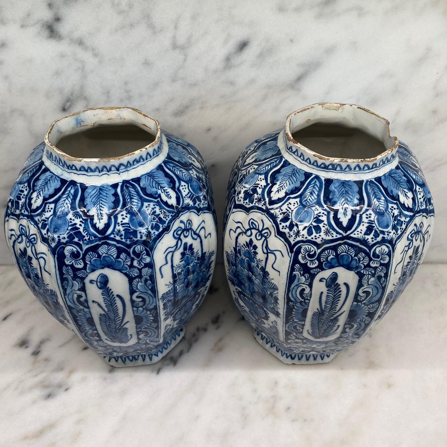 Grandes jarres de Delft peintes à la main en bleu et blanc, du 18e siècle, de style hollandais Bon état - En vente à Hopewell, NJ
