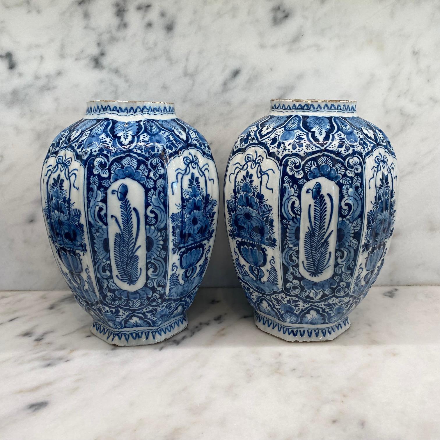 XVIIIe siècle et antérieur Grandes jarres de Delft peintes à la main en bleu et blanc, du 18e siècle, de style hollandais en vente