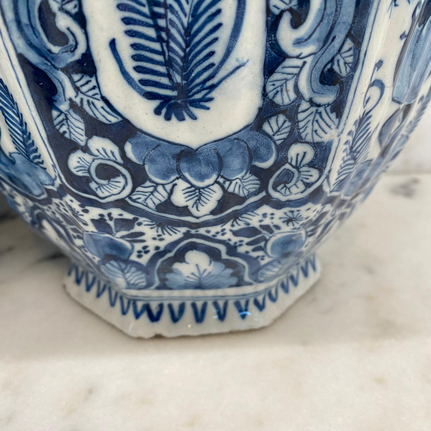Grandes jarres de Delft peintes à la main en bleu et blanc, du 18e siècle, de style hollandais en vente 1