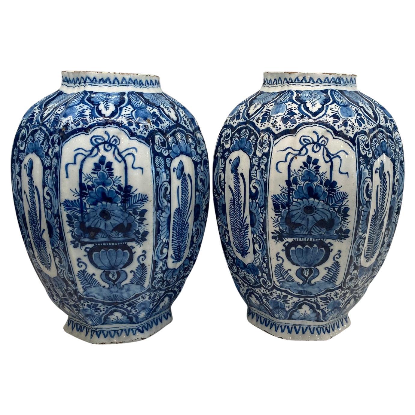 Grandi vasi Delft olandesi del XVIII secolo dipinti a mano in bianco e blu