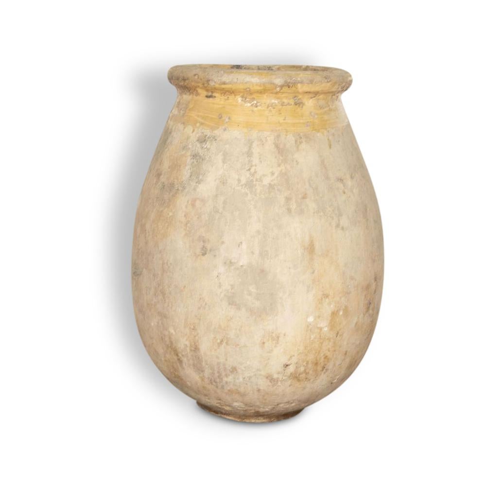 Pot traditionnel de Biot du 18e siècle.
Le village de Biot (sur la Côte d'Azur, près d'Antibes) était réputé pour la qualité de ses pots qui servaient principalement à conserver les olives.
Cette jarre est plus grande que la moyenne des jarres Biot