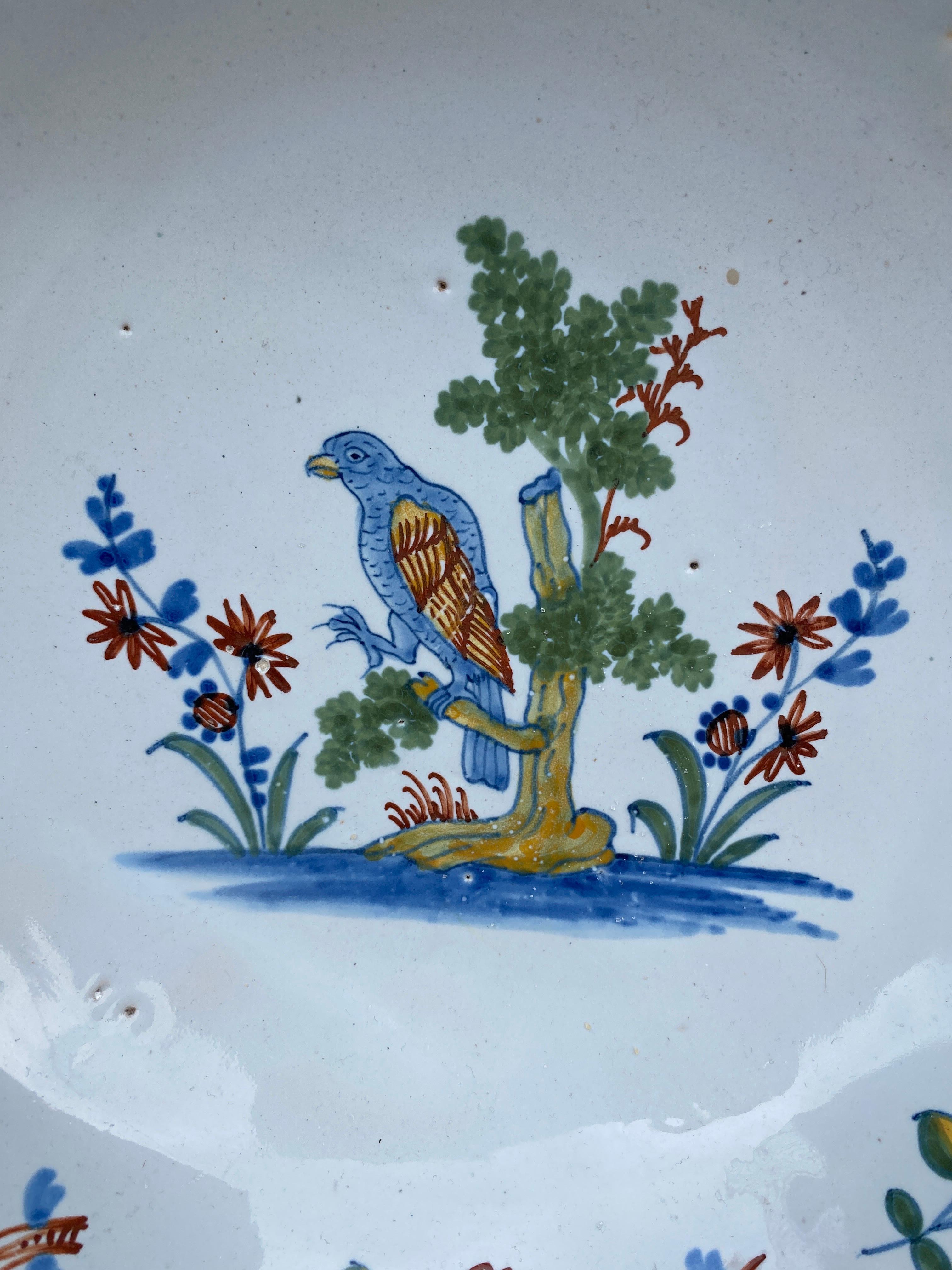 Grand bol à perroquet en faïence française du XVIIIe siècle La Rochelle.
Au centre, un perroquet dans un arbre.
Couleur bleu bleuet inhabituelle, décorée de fleurs et d'insectes.