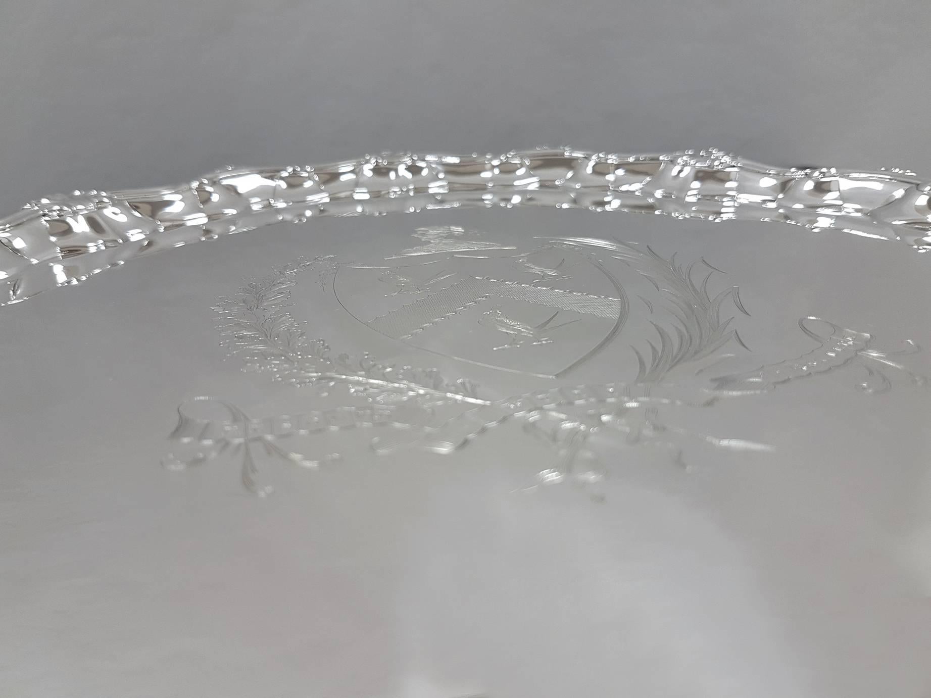 18th Century Large Georgian Sterling Silver Salver with Engraved Coat Arms In Excellent Condition In VALENZA, IT