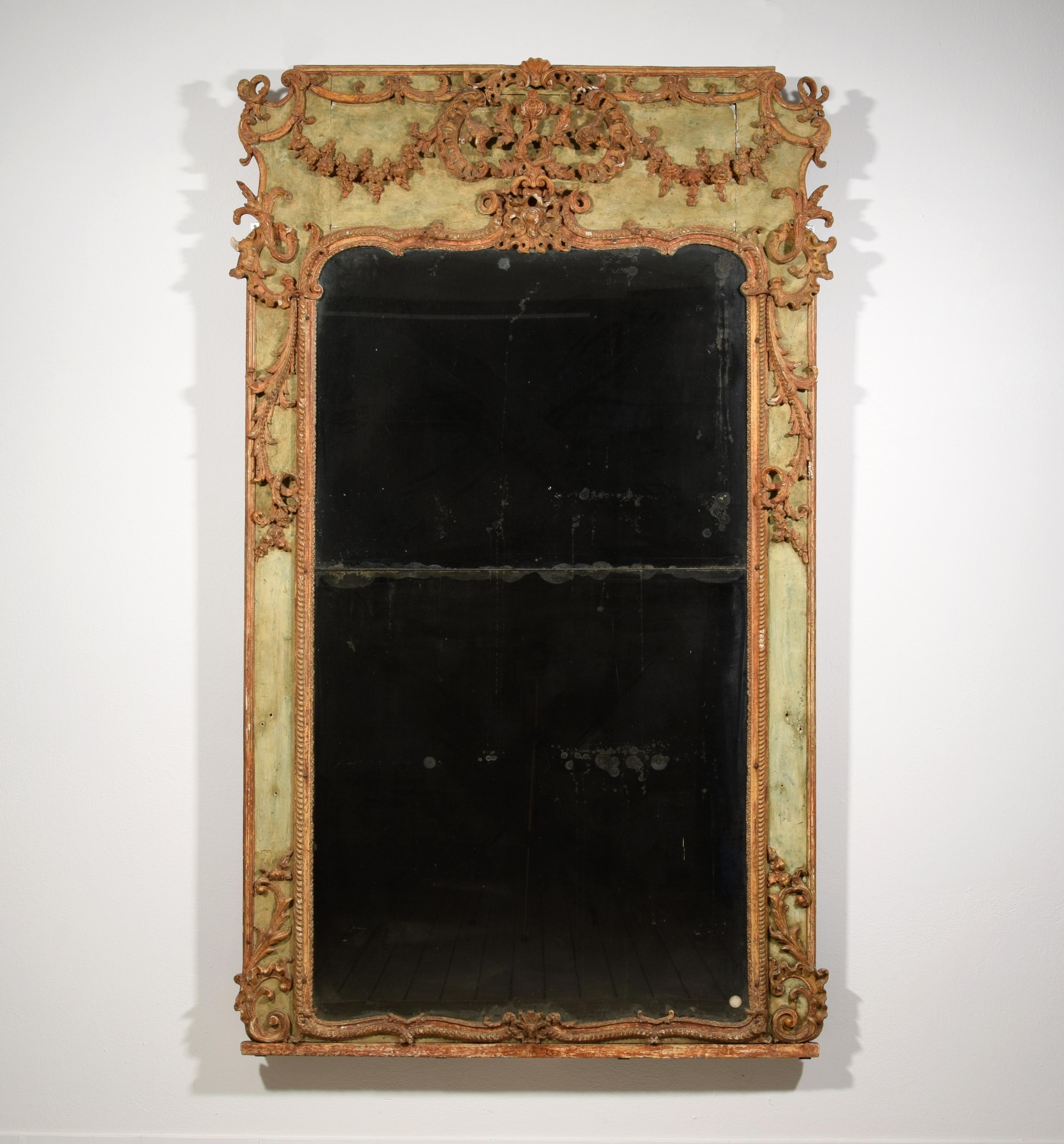 Grand miroir baroque italien du 18ème siècle, en bois et plâtre laqué

Ce grand miroir raffiné a été fabriqué dans le Piémont, en Italie, vers le milieu du XVIIIe siècle.
De forme quadrangulaire, le cadre est en bois avec des pastilles de plâtre
