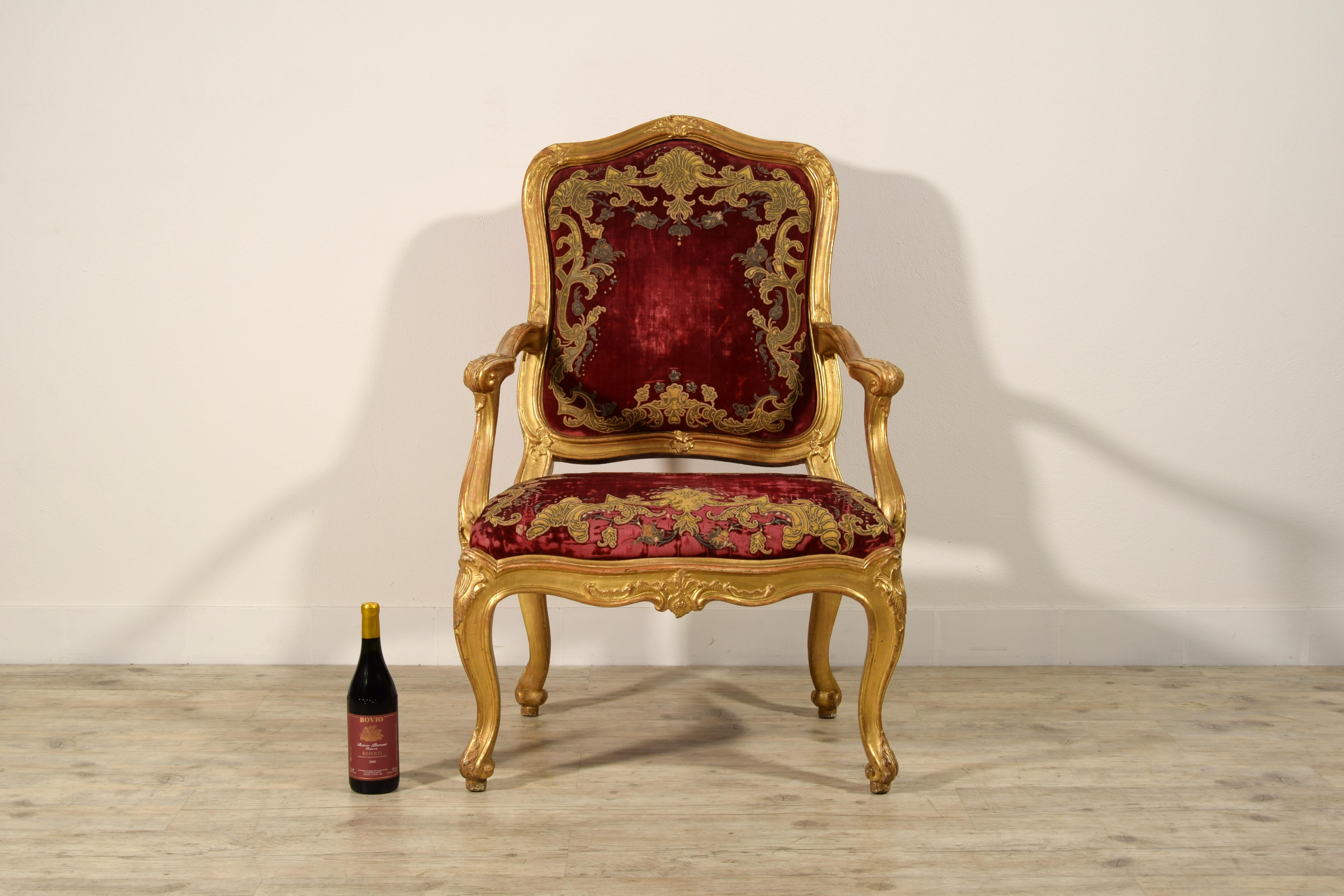 XVIIIe siècle, Grand fauteuil italien Louis XV en bois doré sculpté en vente 3