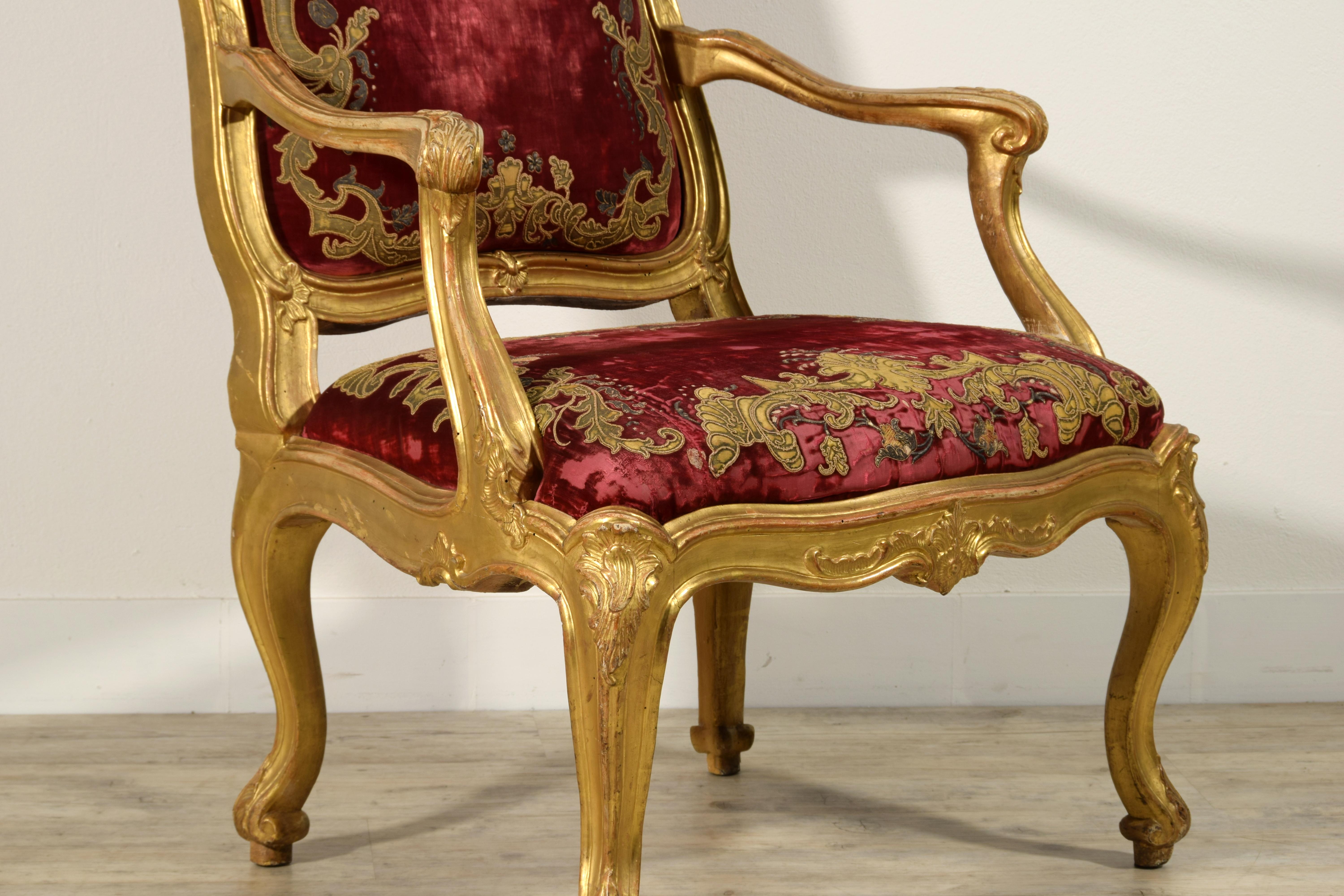 18th Century, Large Italian Louis XV Carved Giltwood Armchair For Sale 10