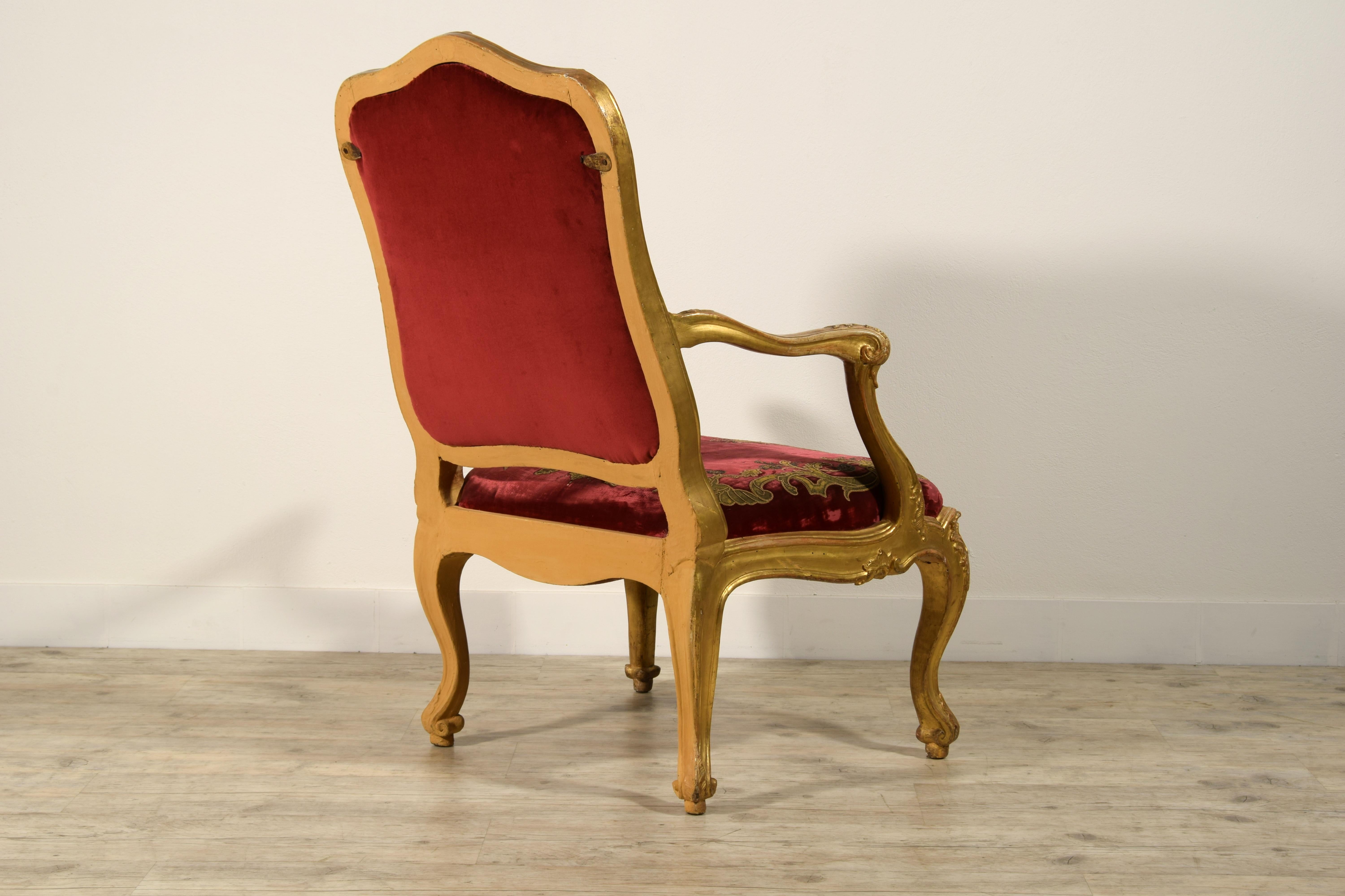 18th Century, Large Italian Louis XV Carved Giltwood Armchair For Sale 12