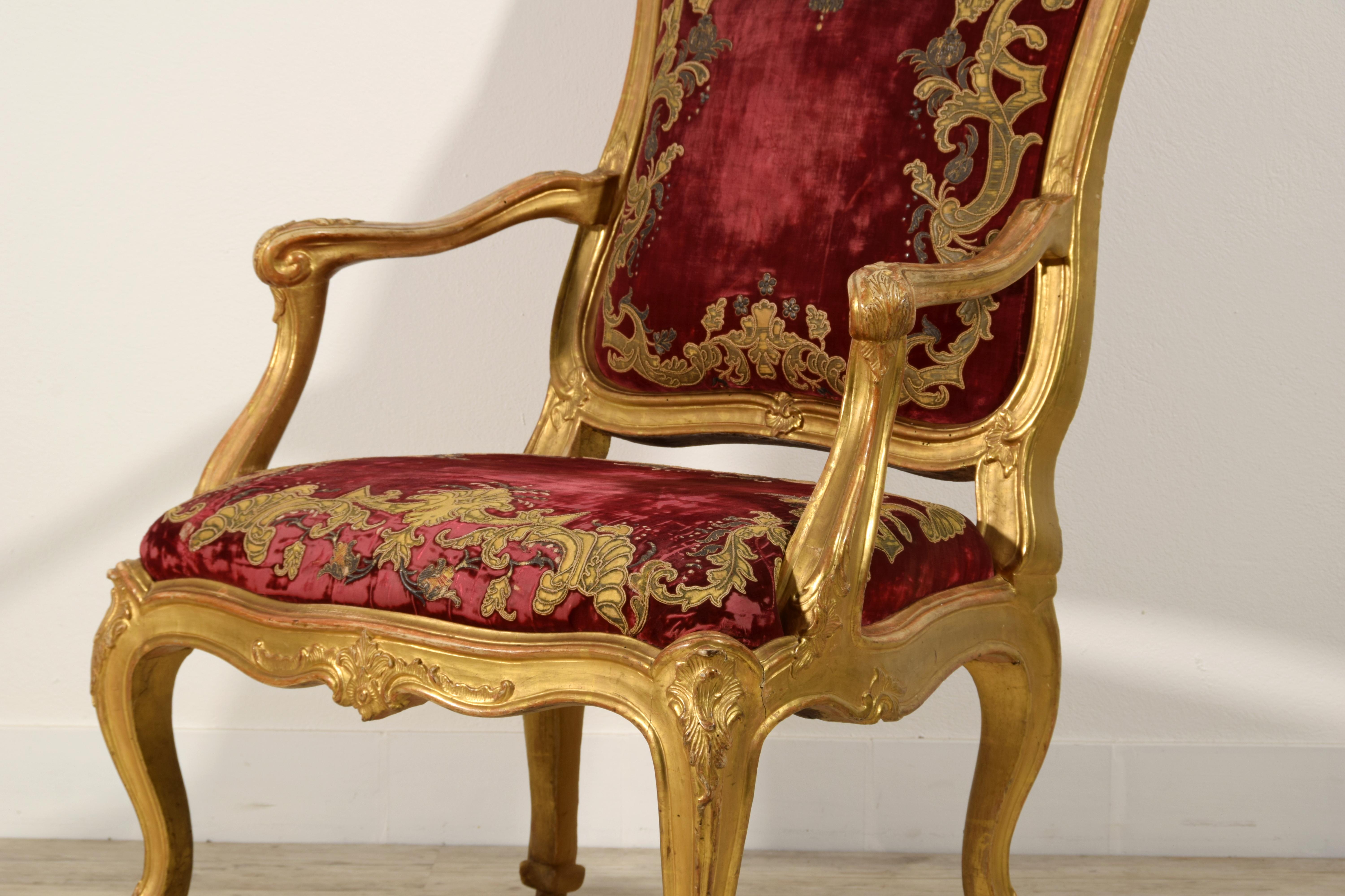 XVIIIe siècle, Grand fauteuil italien Louis XV en bois doré sculpté en vente 9