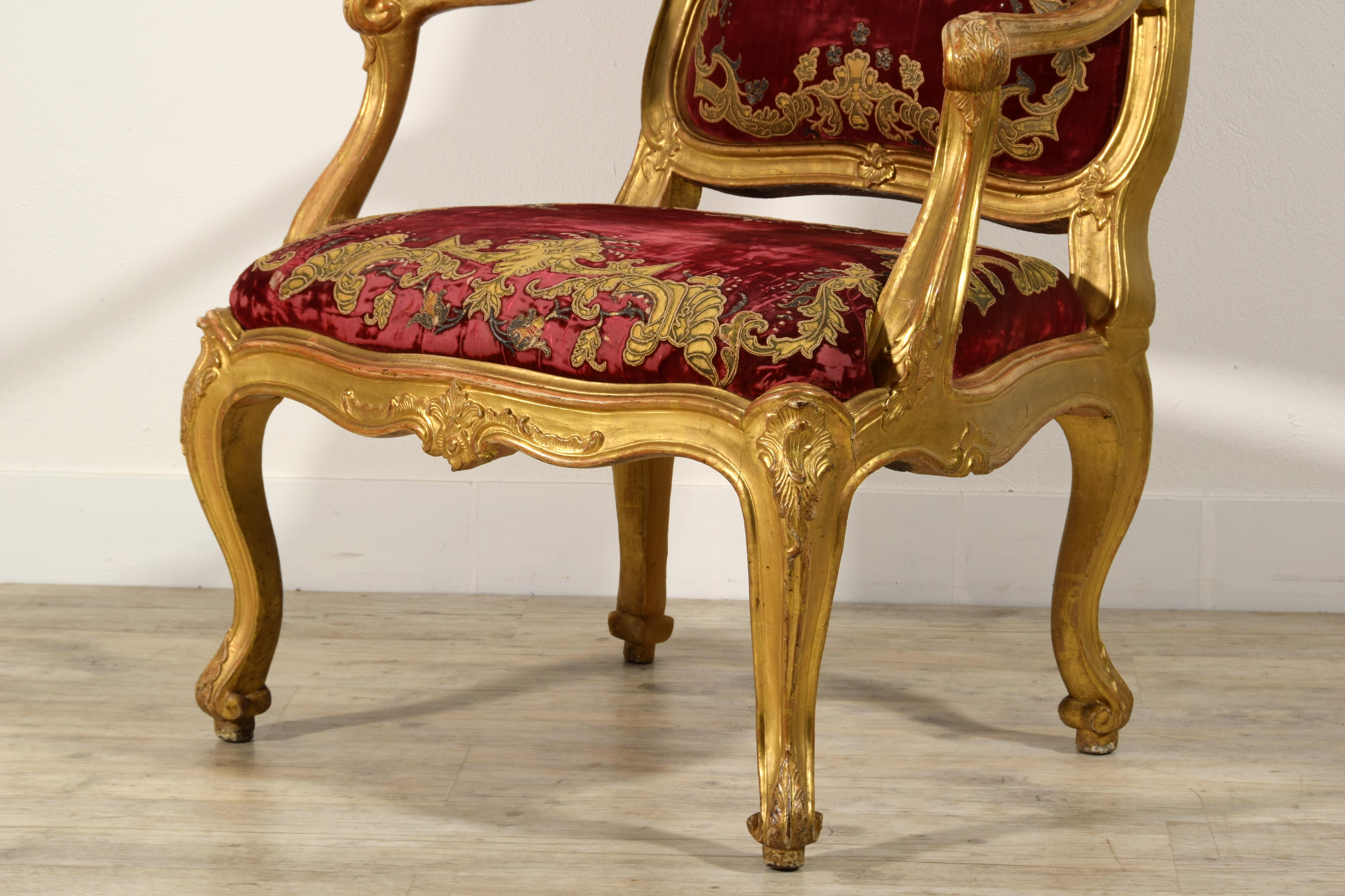 18th Century, Large Italian Louis XV Carved Giltwood Armchair For Sale 14