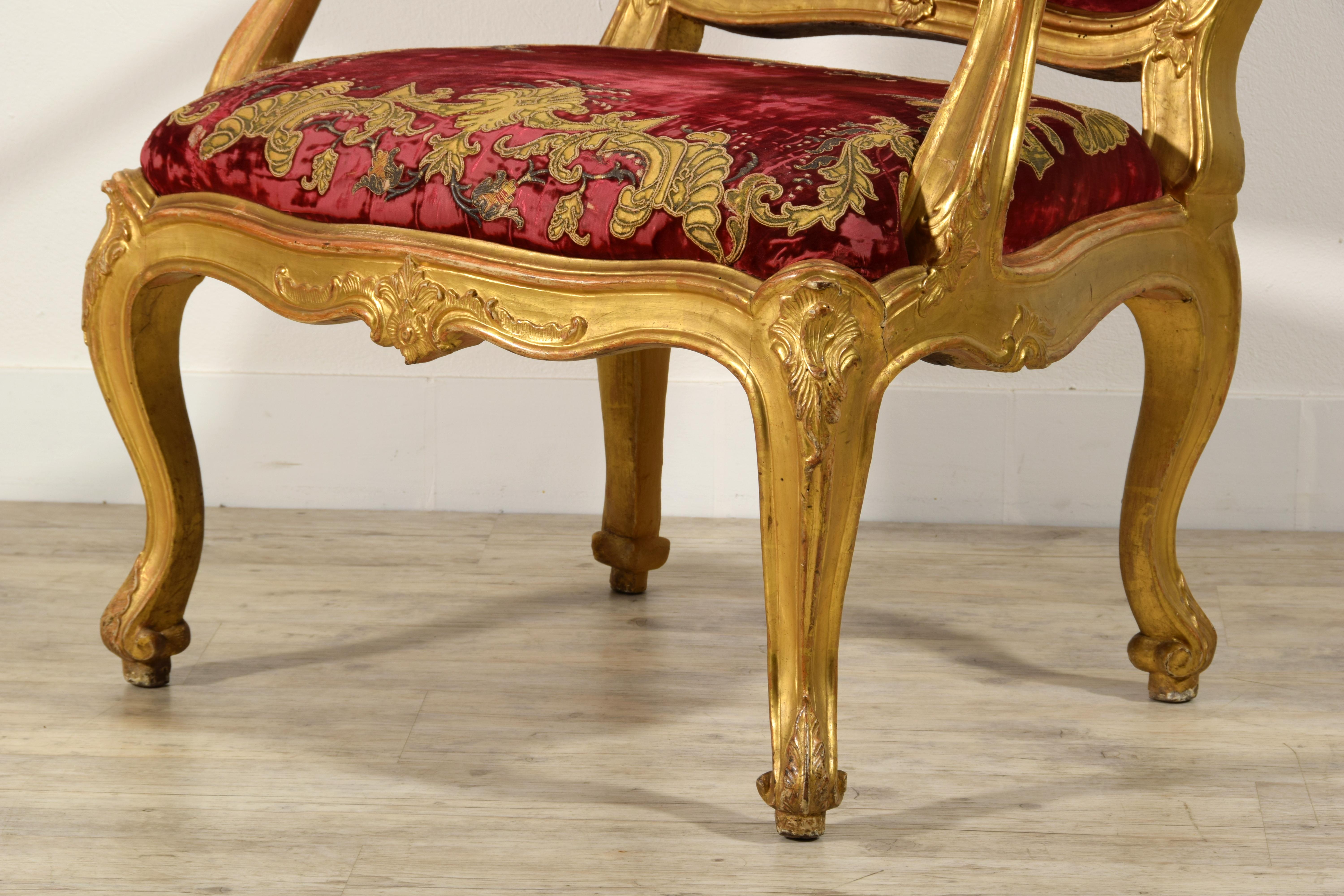 18th Century, Large Italian Louis XV Carved Giltwood Armchair For Sale 15