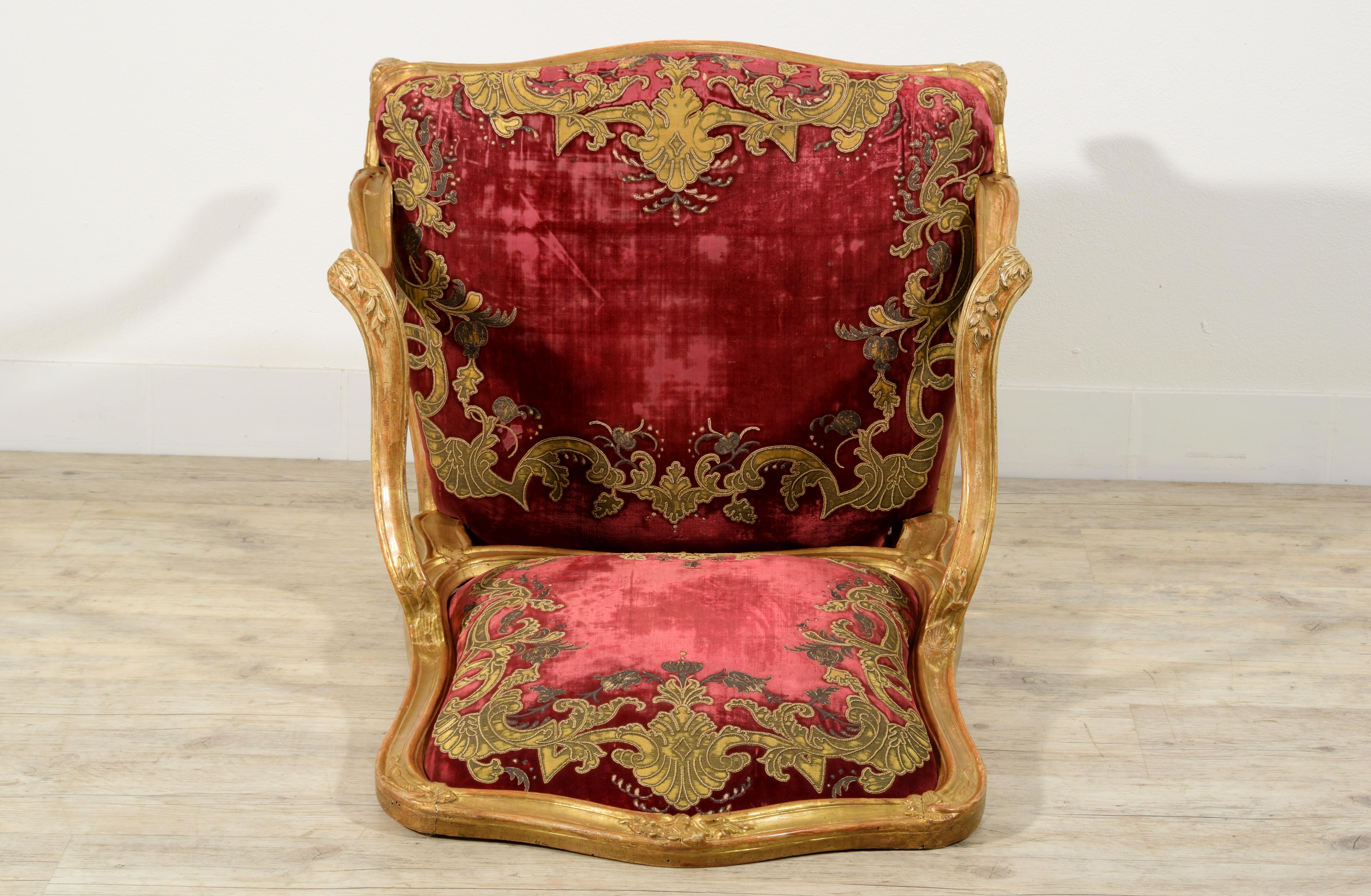 18th Century, Large Italian Louis XV Carved Giltwood Armchair For Sale 16