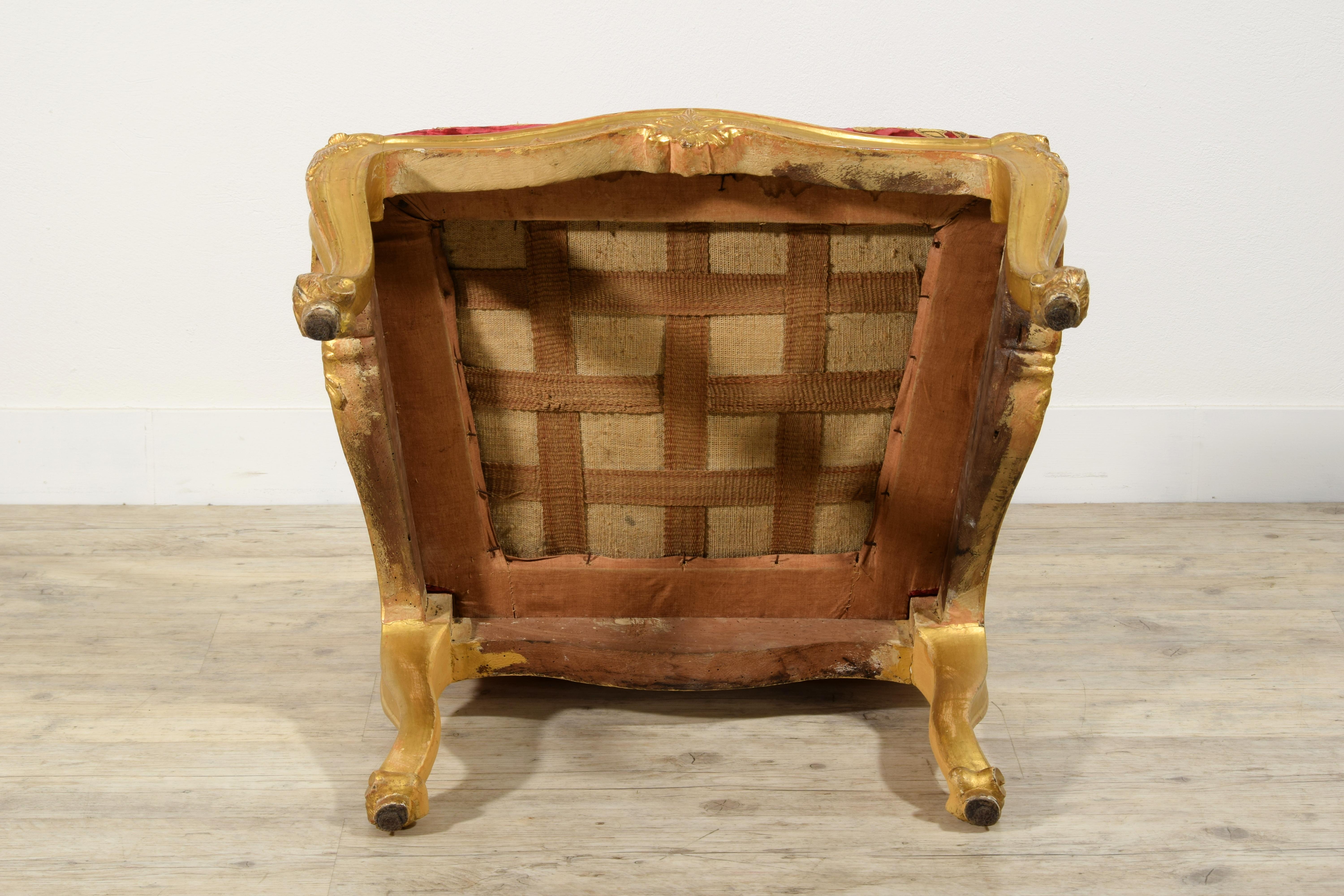 XVIIIe siècle, Grand fauteuil italien Louis XV en bois doré sculpté en vente 13