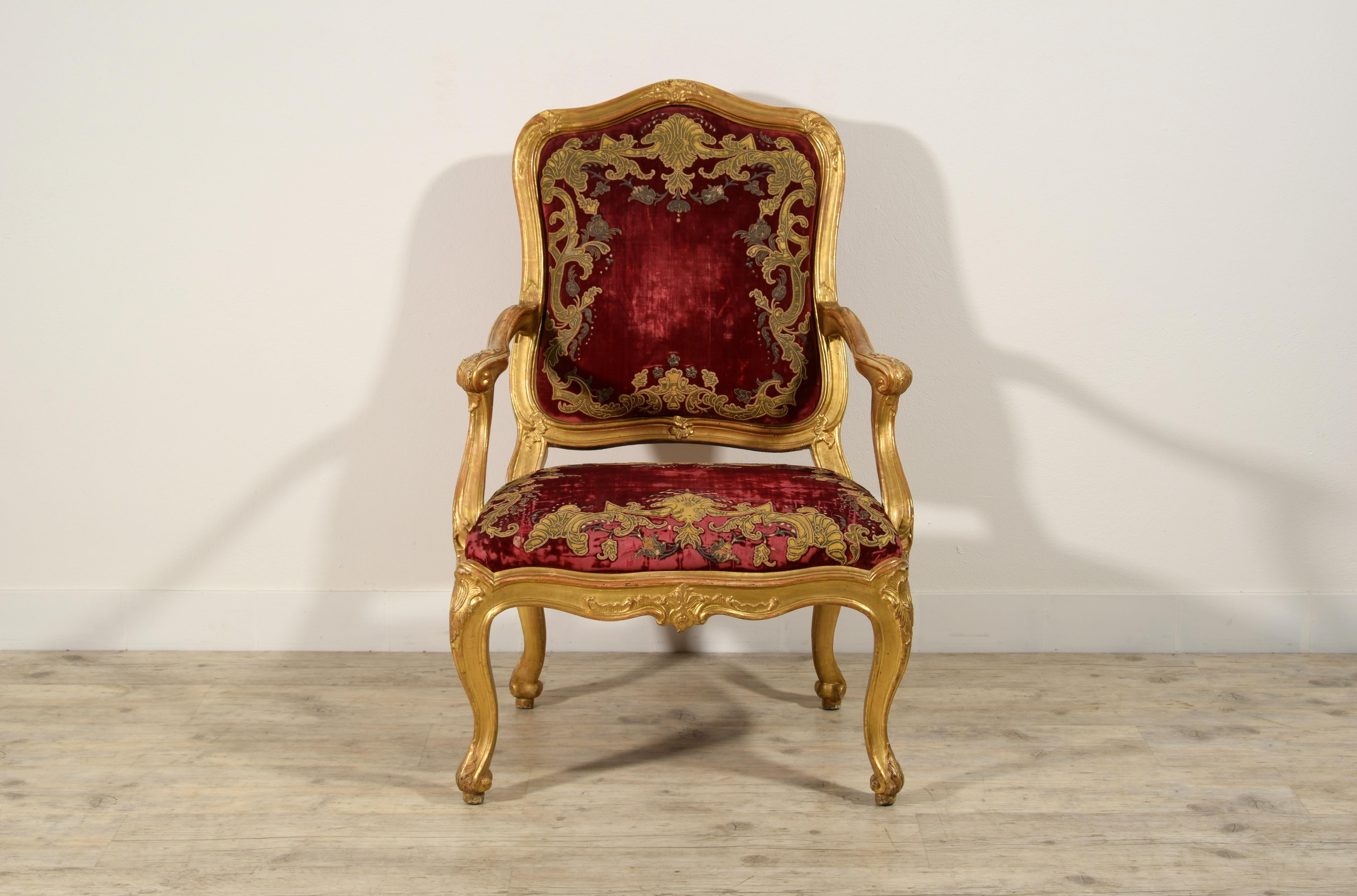 Bois doré XVIIIe siècle, Grand fauteuil italien Louis XV en bois doré sculpté en vente