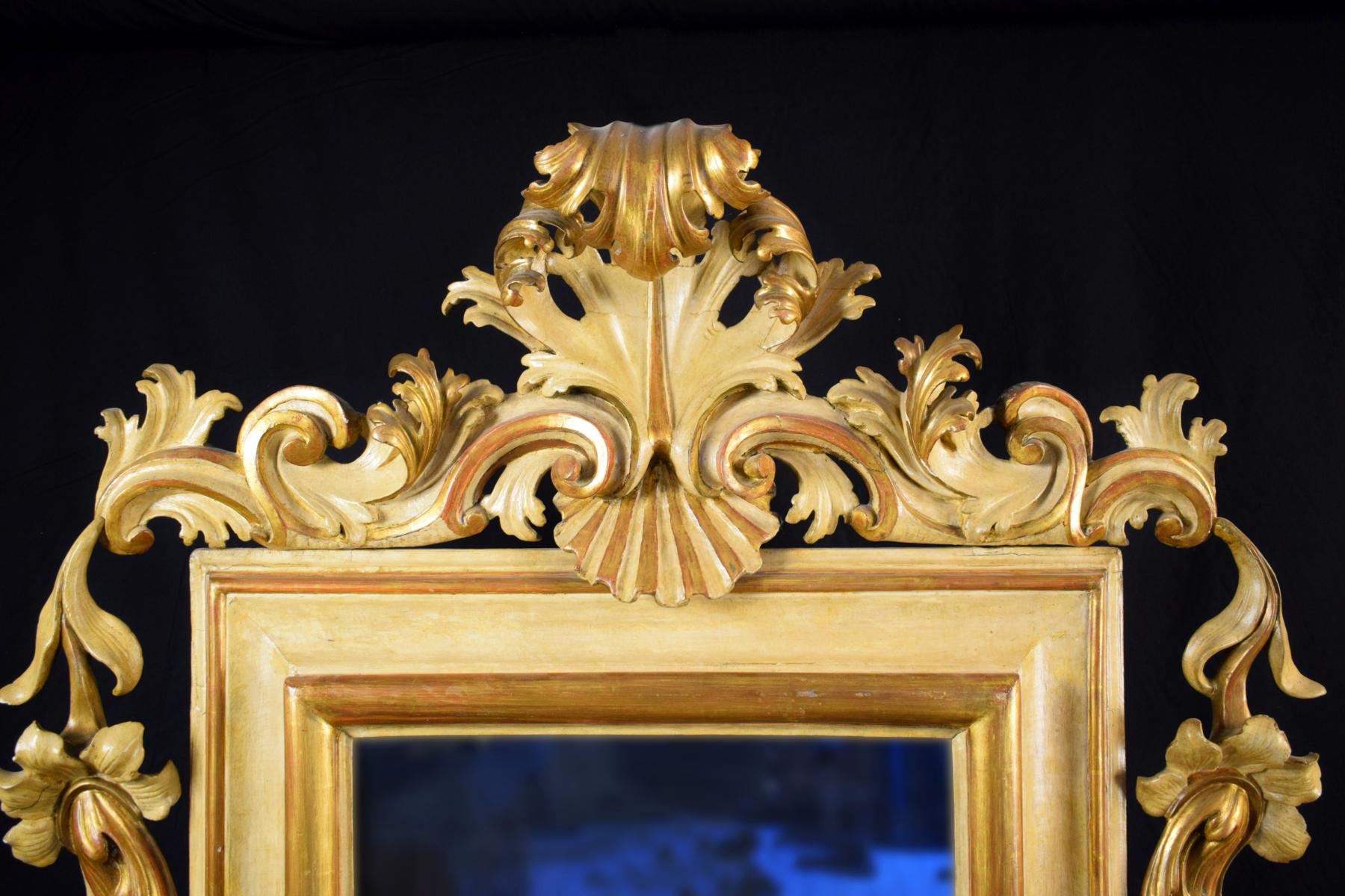 xVIIIe siècle, grand miroir italien en bois laqué et doré à motifs de rocaille

Ce grand miroir en bois finement sculpté, doré et laqué, a été fabriqué dans le nord de l'Italie (région vénitienne) au début du XVIIIe siècle.
Il présente un cadre