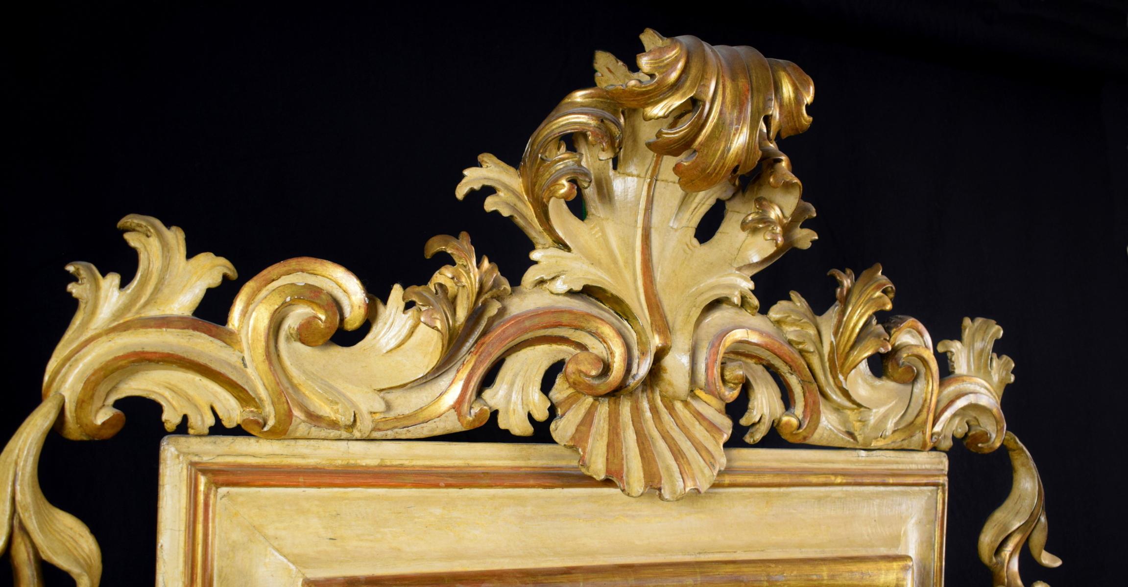 Louis XIV 18ème siècle:: Grand miroir italien en bois doré et laqué Rocaille en vente