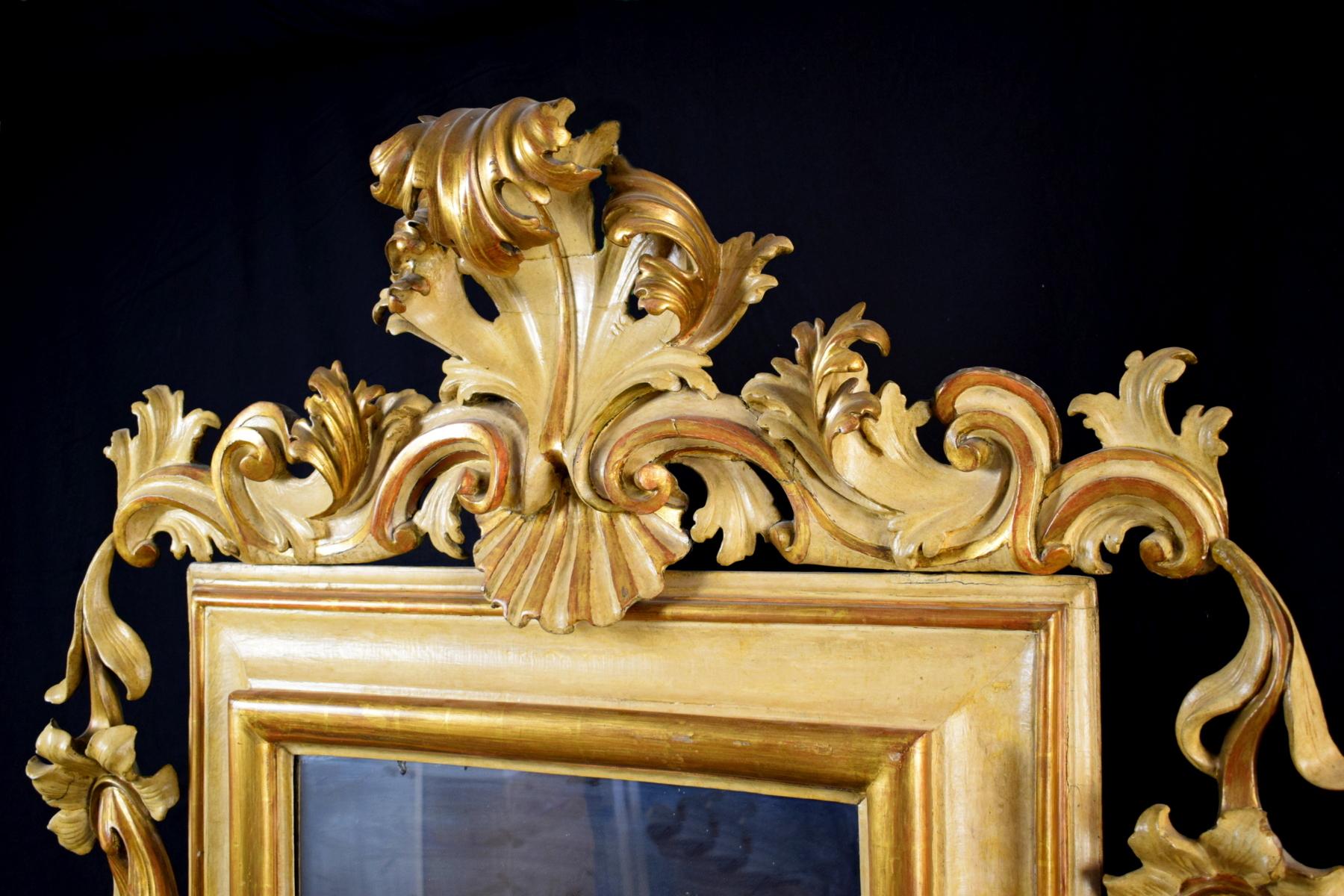 Sculpté à la main 18ème siècle:: Grand miroir italien en bois doré et laqué Rocaille en vente