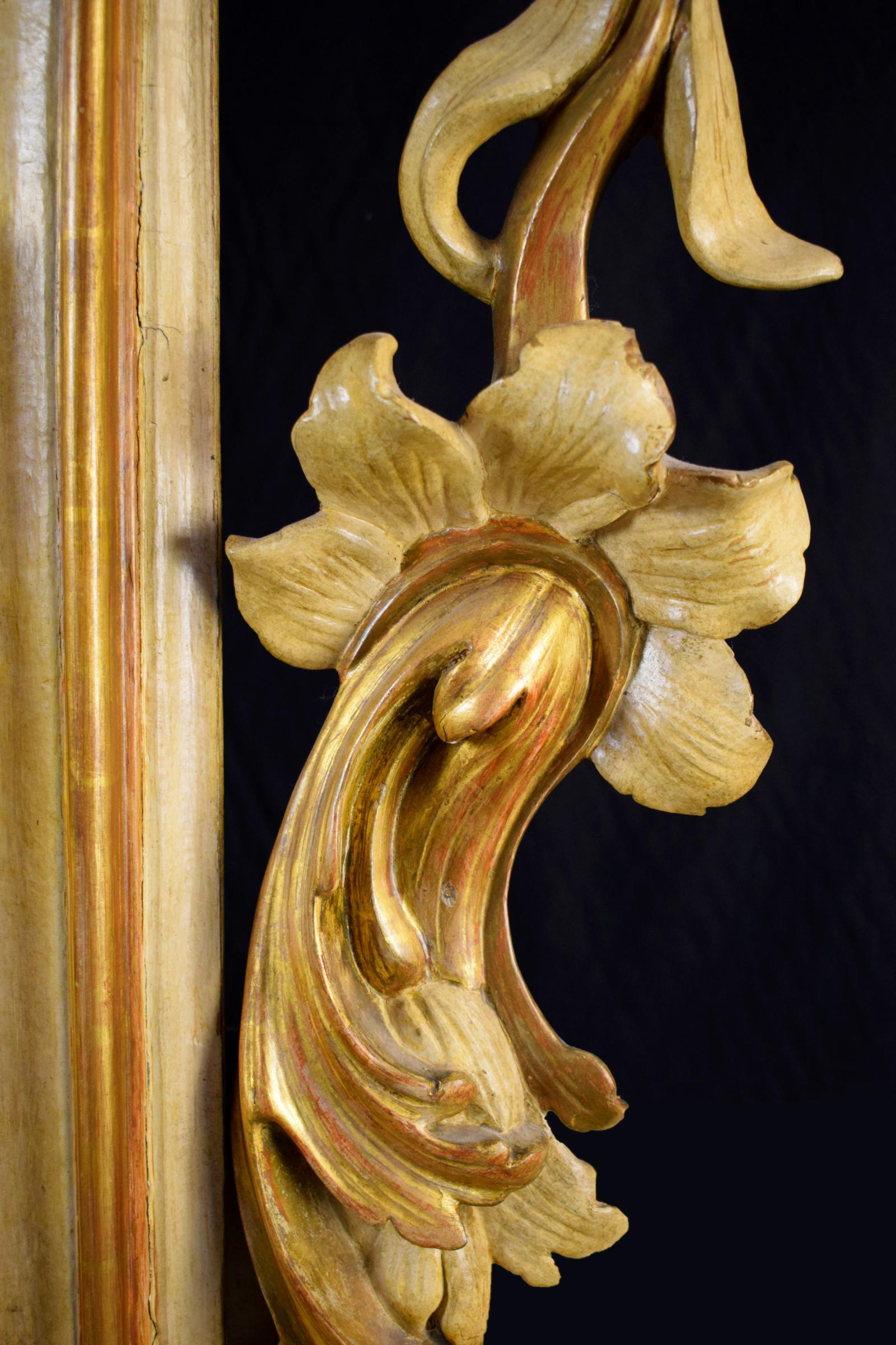 XVIIIe siècle 18ème siècle:: Grand miroir italien en bois doré et laqué Rocaille en vente