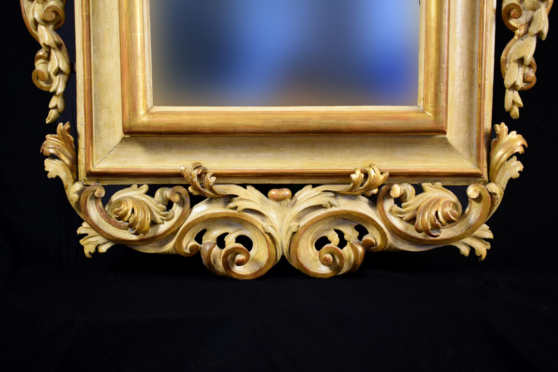 Miroir 18ème siècle:: Grand miroir italien en bois doré et laqué Rocaille en vente