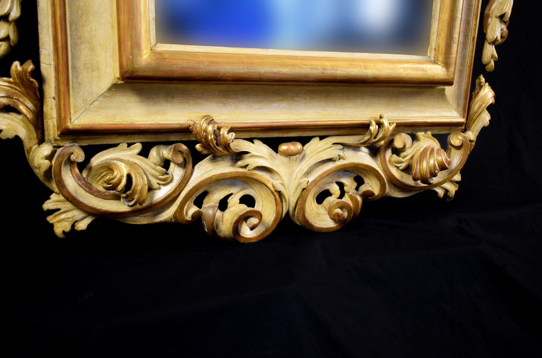 18ème siècle:: Grand miroir italien en bois doré et laqué Rocaille en vente 1