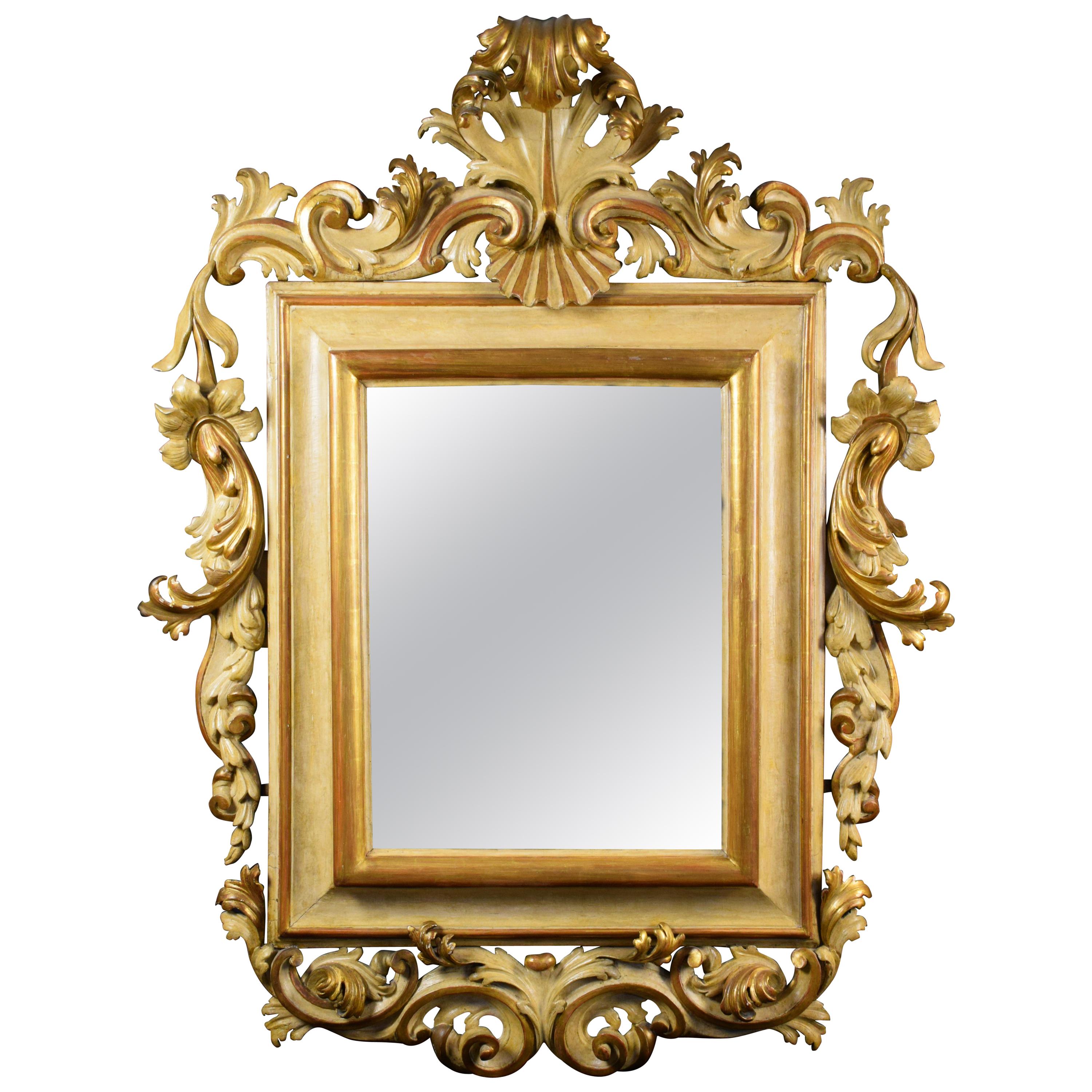 18ème siècle:: Grand miroir italien en bois doré et laqué Rocaille
