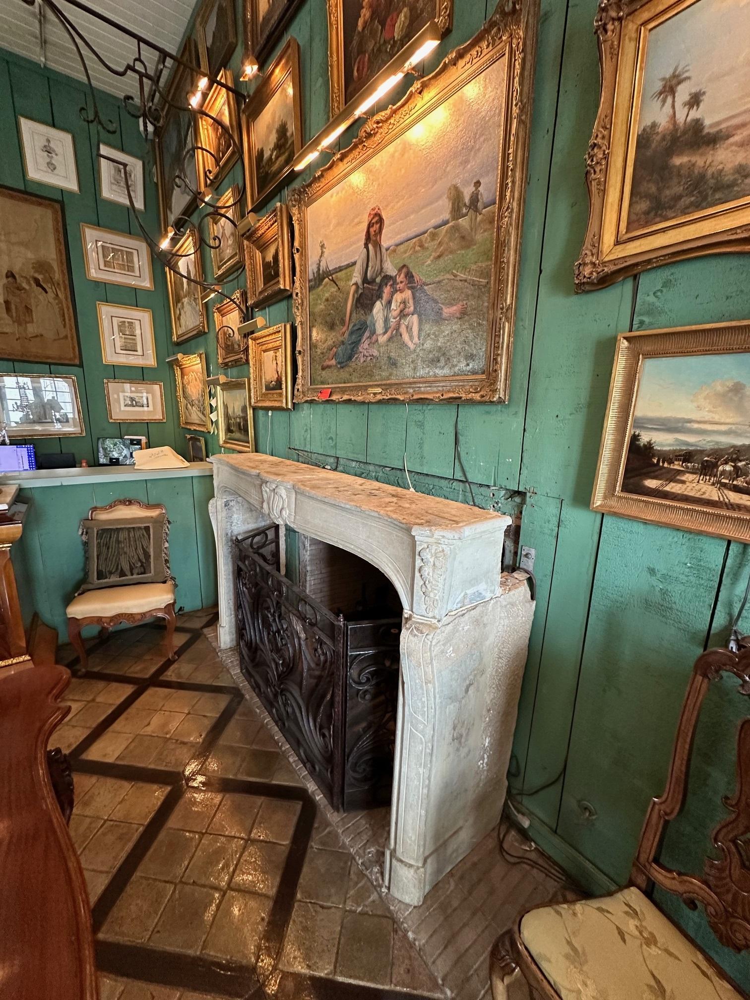 Cheminée ancienne en pierre sculptée à la main du XVIIIe siècle. en vente 3