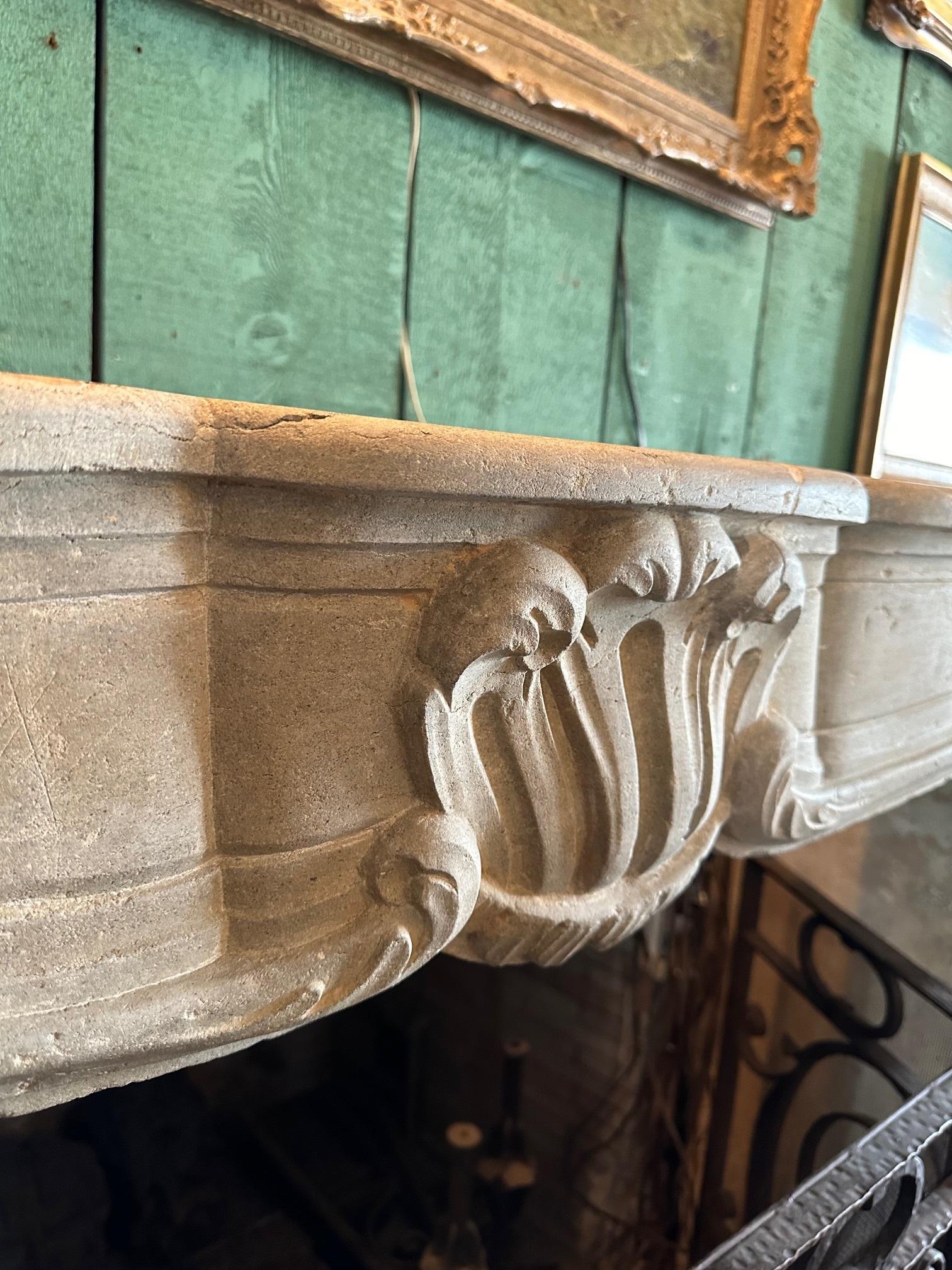 Cheminée ancienne en pierre sculptée à la main du XVIIIe siècle. en vente 4