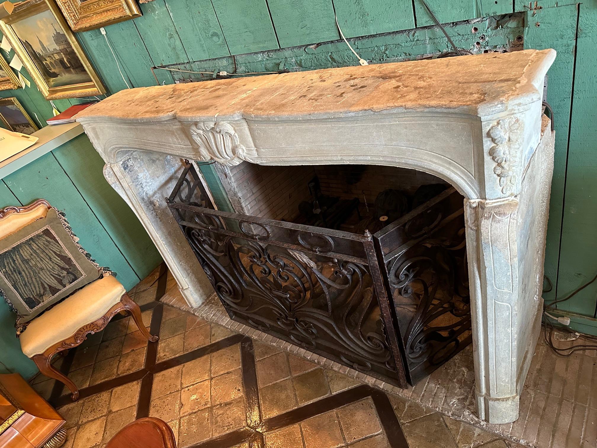Cheminée ancienne en pierre sculptée à la main du XVIIIe siècle. en vente 5