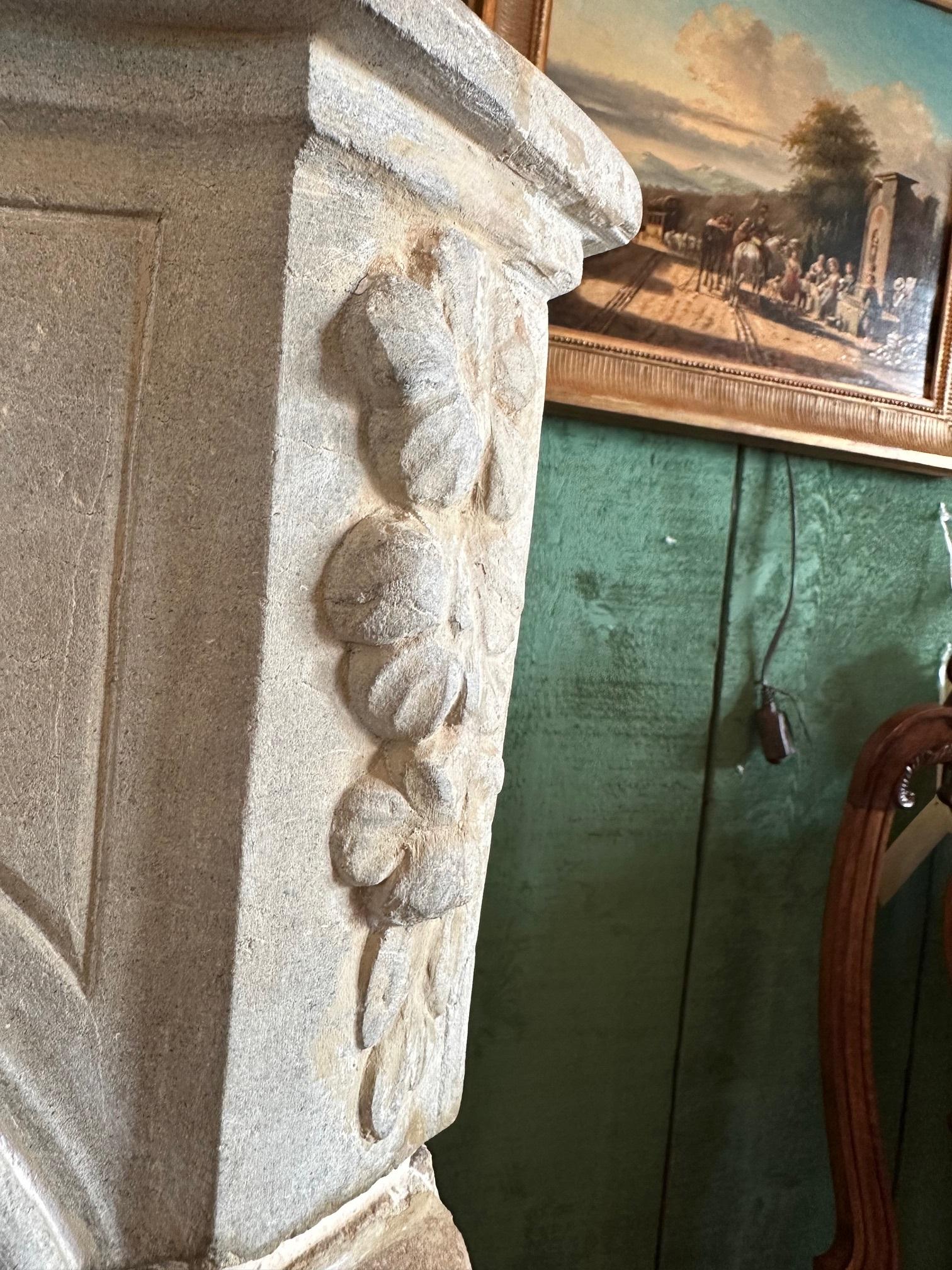 Cheminée ancienne en pierre sculptée à la main du XVIIIe siècle. en vente 6