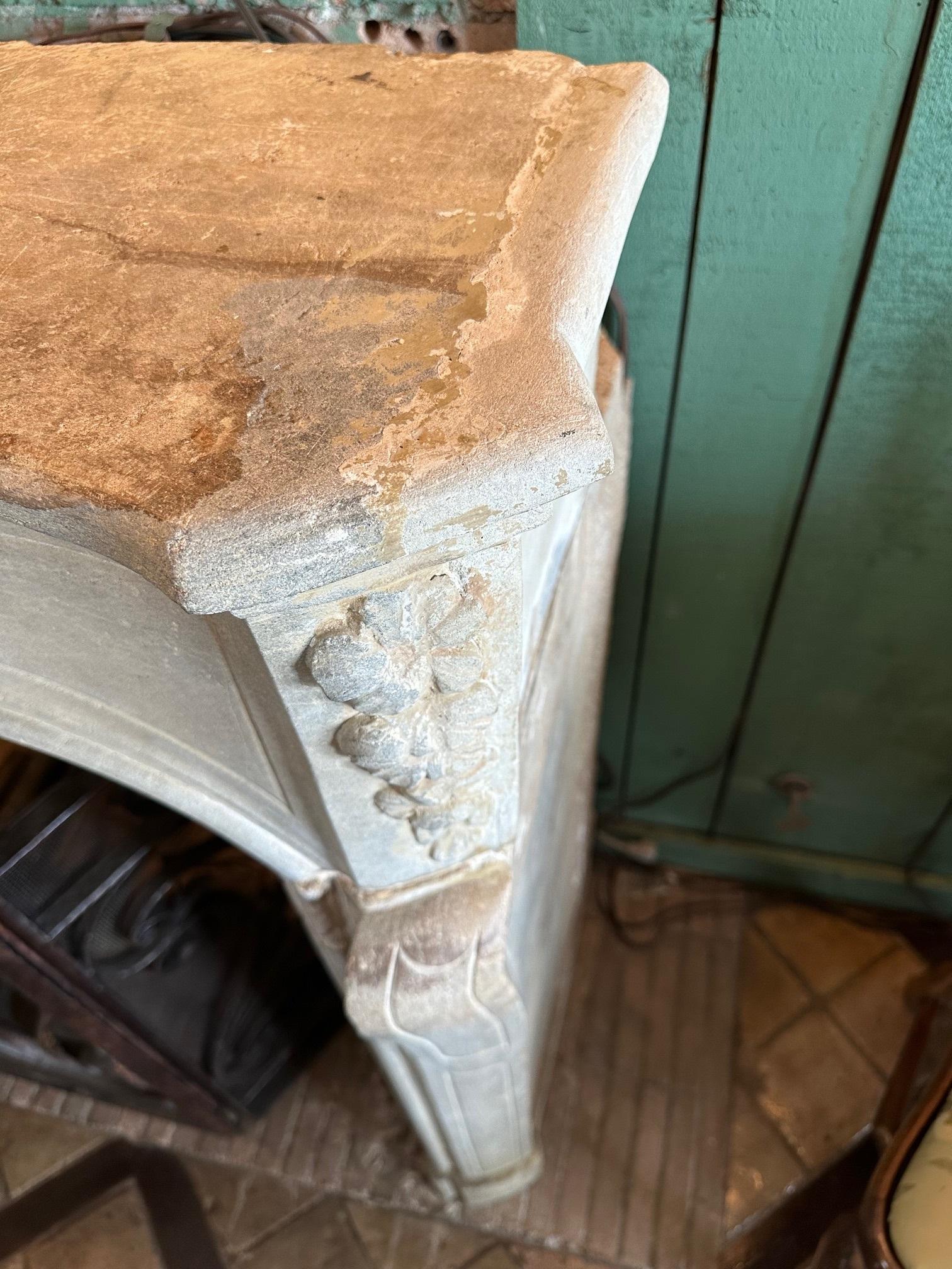 Cheminée ancienne en pierre sculptée à la main du XVIIIe siècle. en vente 7