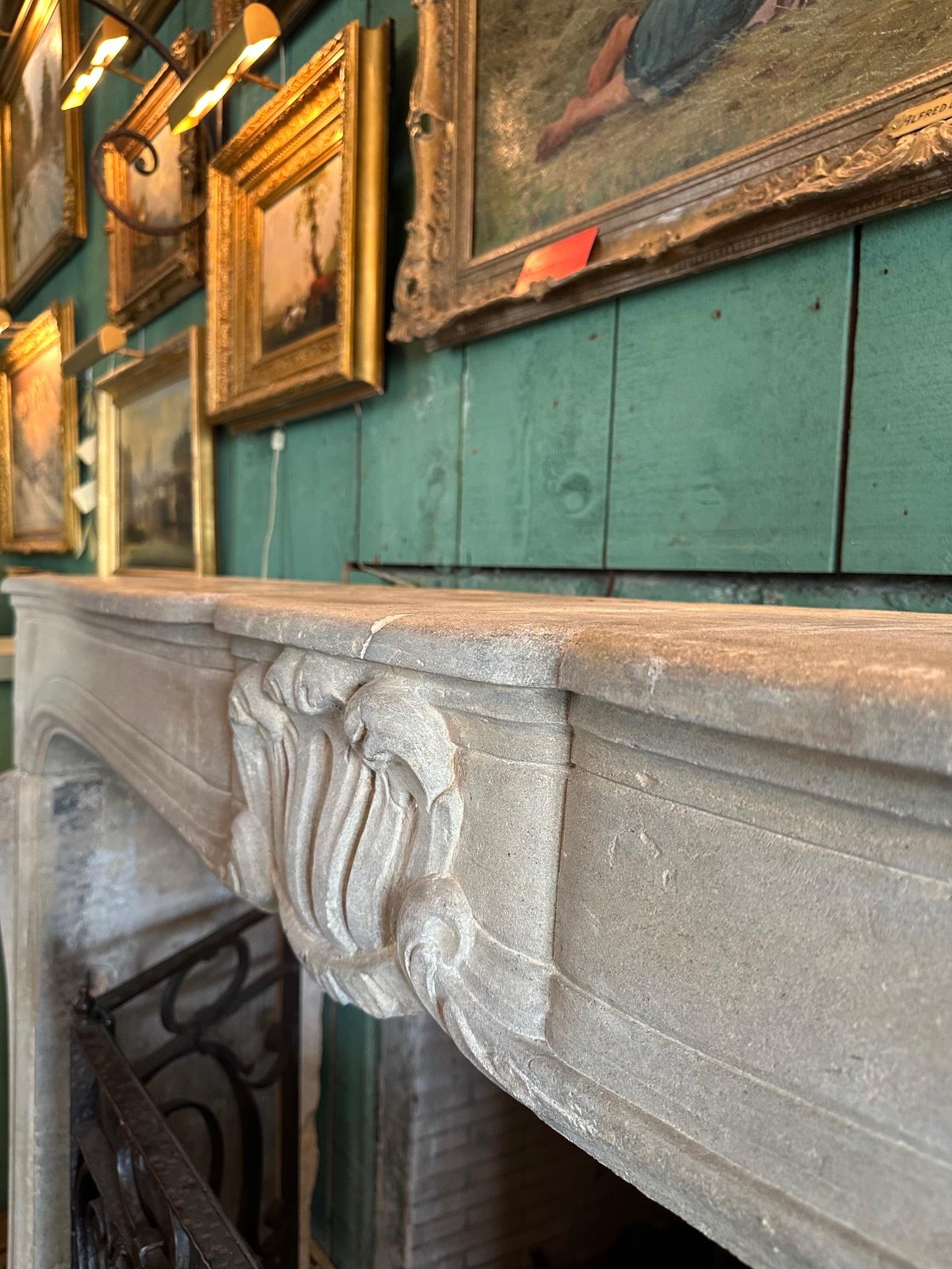 Cheminée ancienne en pierre sculptée à la main du XVIIIe siècle. en vente 8