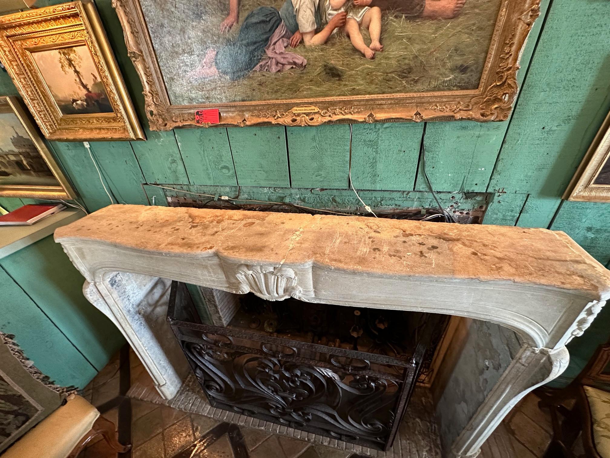 Cheminée ancienne en pierre sculptée à la main du XVIIIe siècle. en vente 9