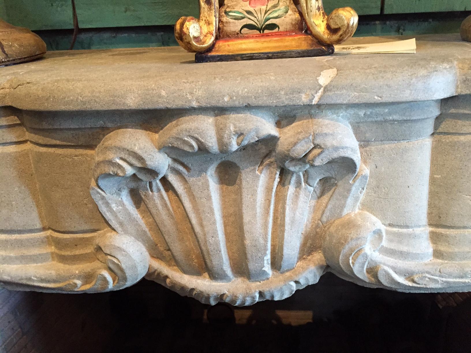 Cheminée ancienne en pierre sculptée à la main du XVIIIe siècle. en vente 11