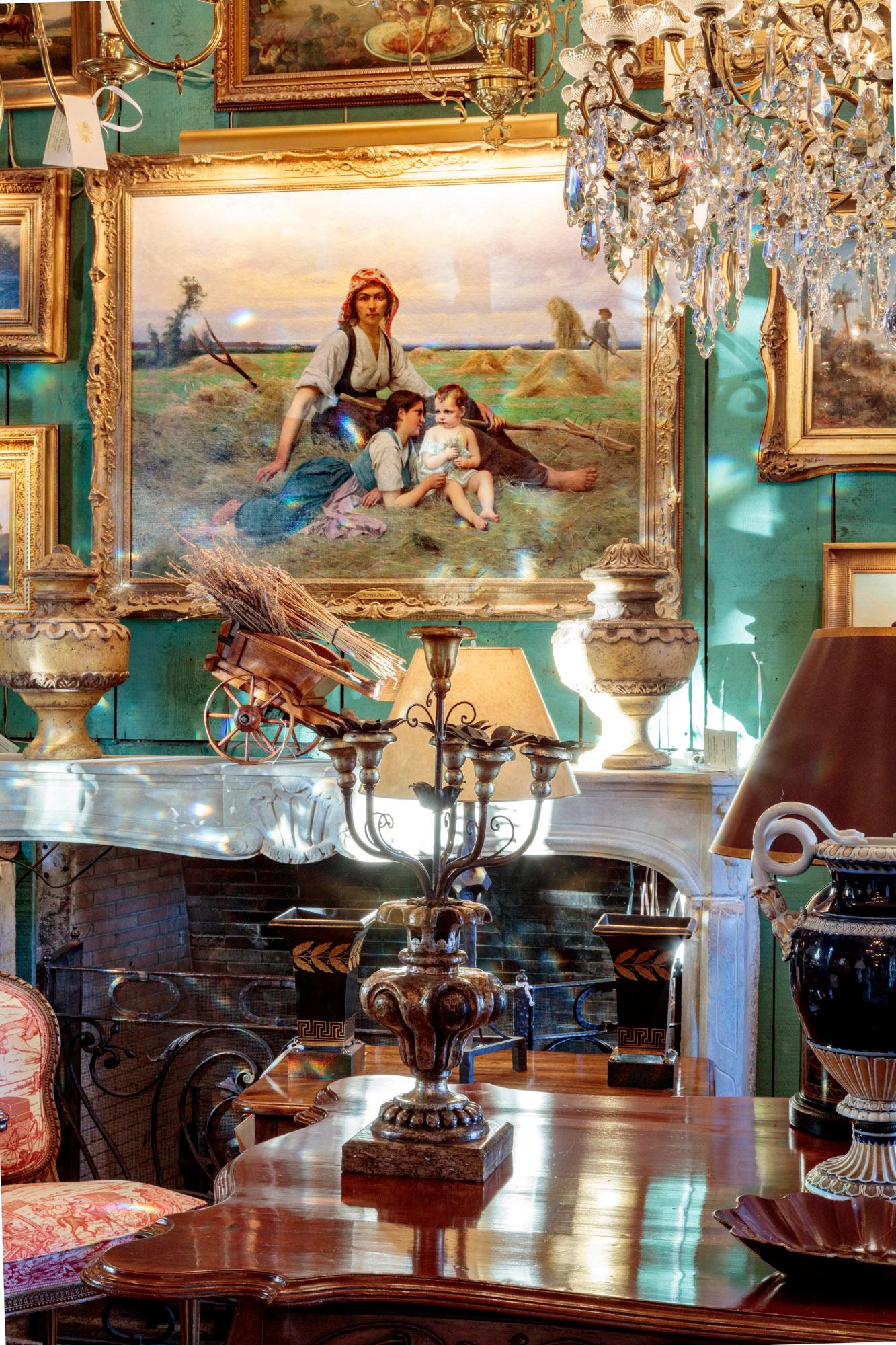 Cheminée ancienne du 18ème siècle en pierre sculptée à la main, rare et unique cheminée de château Louis Régence Transition Louis XV en pierre calcaire. Si vous souhaitez le Trumeau, faites-le moi savoir. Merci. 
Hauteur intérieure de la boîte 44