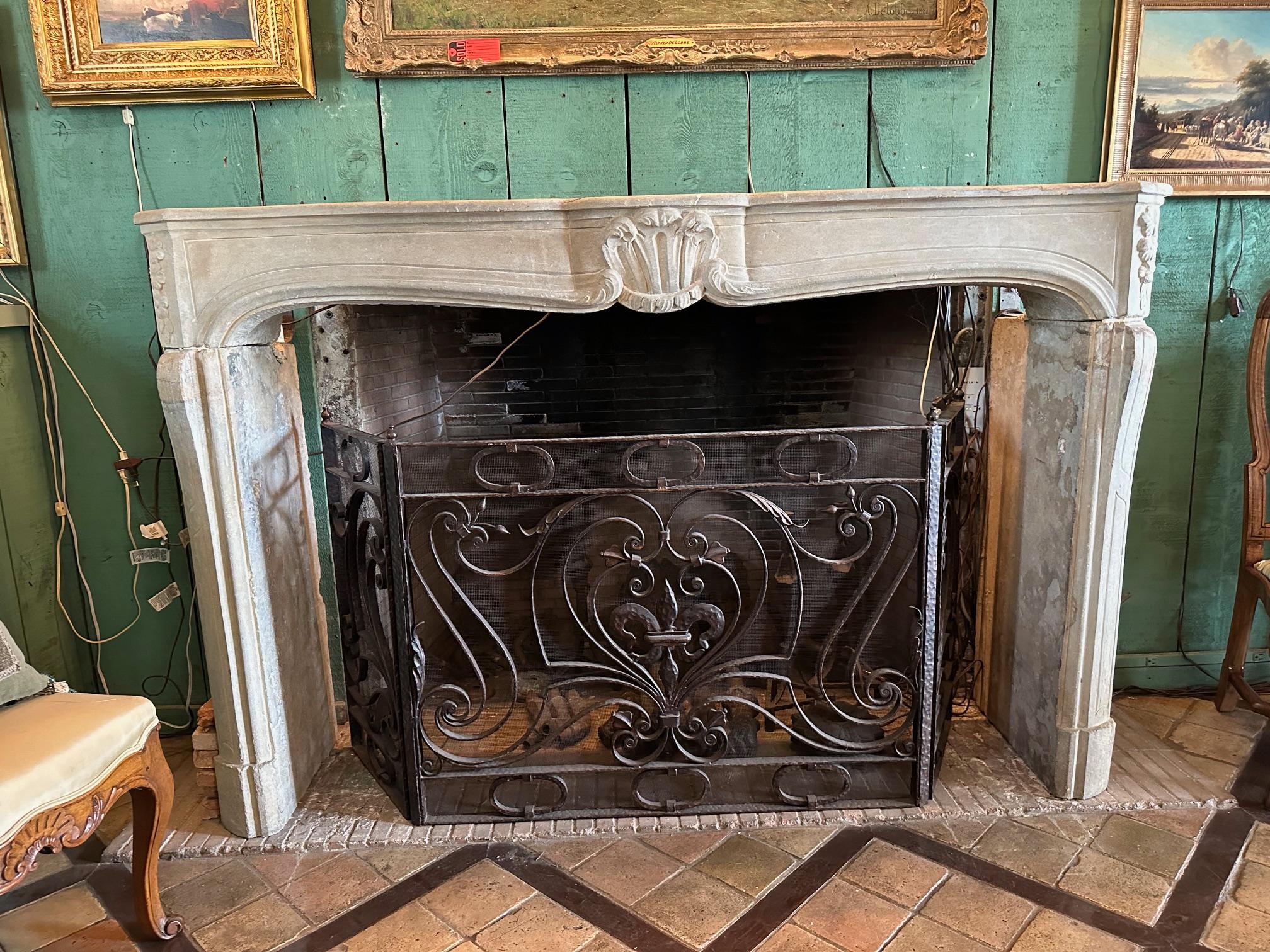 Louis XV Cheminée ancienne en pierre sculptée à la main du XVIIIe siècle. en vente