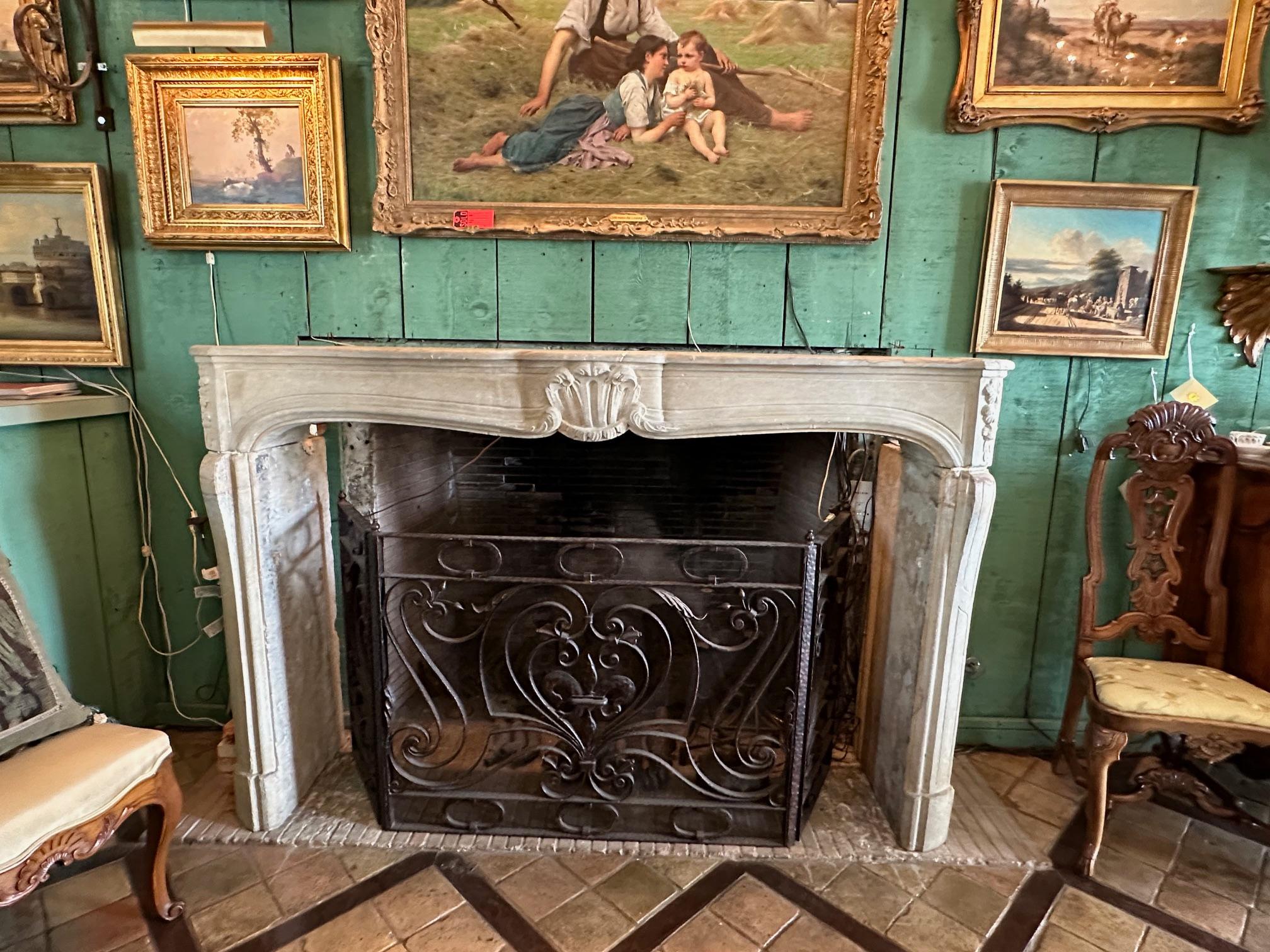 Français Cheminée ancienne en pierre sculptée à la main du XVIIIe siècle. en vente