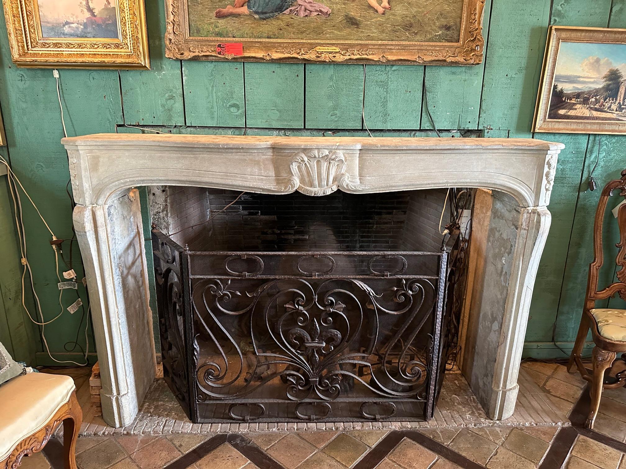Cheminée ancienne en pierre sculptée à la main du XVIIIe siècle. en vente 1
