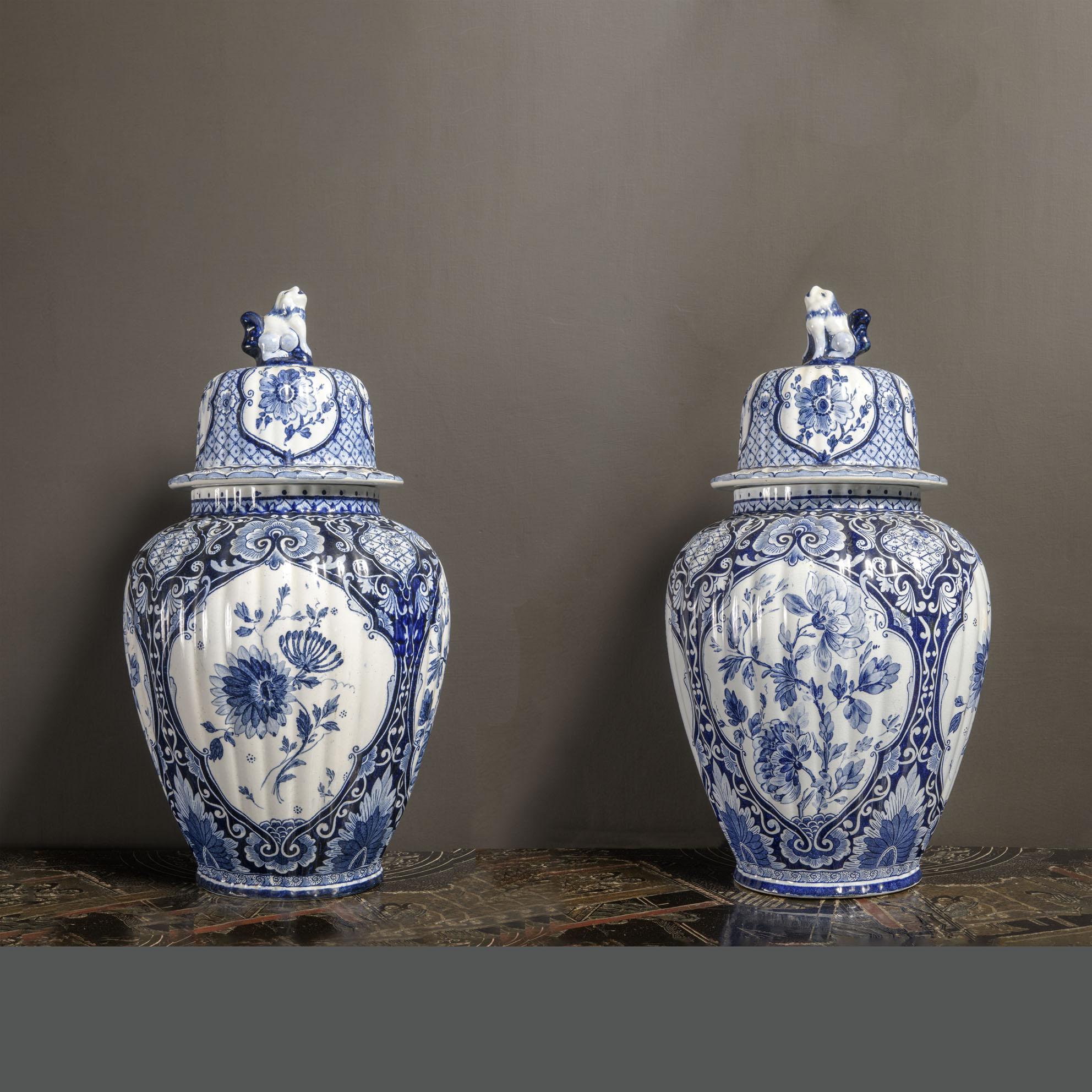
Questa meravigliosa coppia di urne con coperchio blu e bianco di Delft del XVIII secolo sono
lavorato a mano, decorato e dipinto con medaglioni con motivi classici olandesi di fiori e fogliame in blu. 
Le copertine sono decorate e impreziosite da