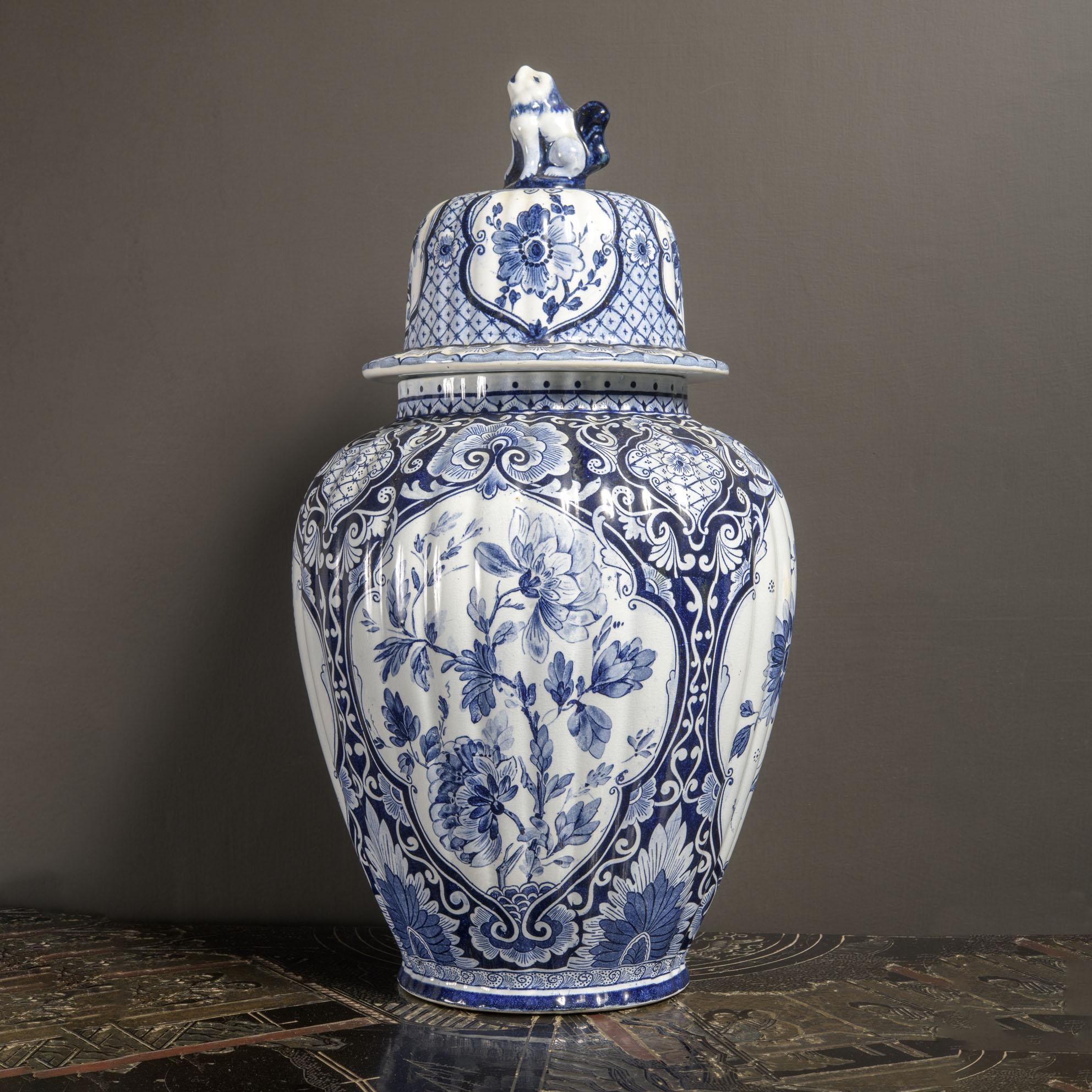 Ceramica Coppia di grandi vasi da zenzero firmati Delft in bianco e blu del 18° secolo in vendita