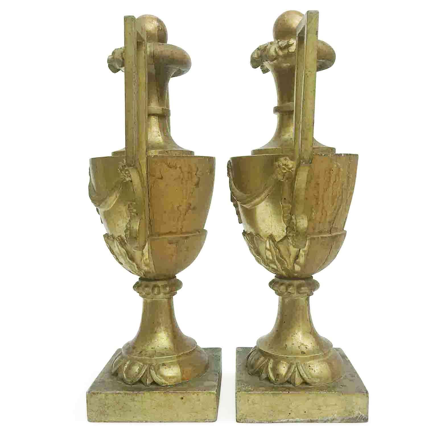 Bois Grande paire de vases italiens du 18ème siècle à poignée dorée sculptée de style néoclassique en vente