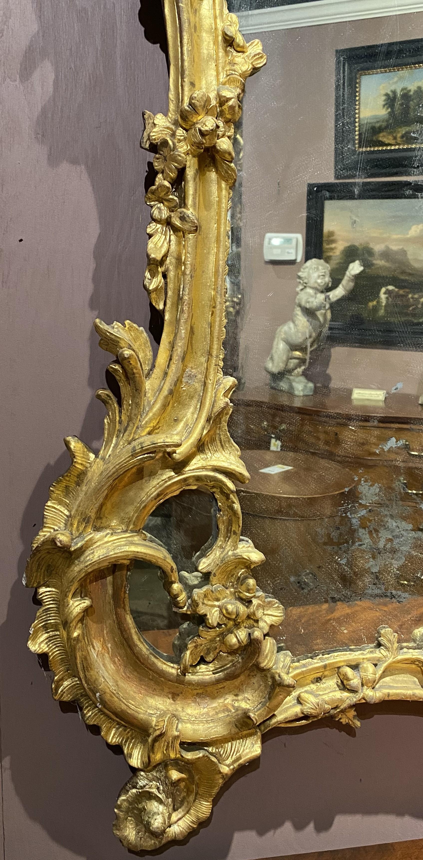 Sculpté à la main Grand miroir de pilier ou miroir d'observation rococo du 18ème siècle, probablement anglais en vente