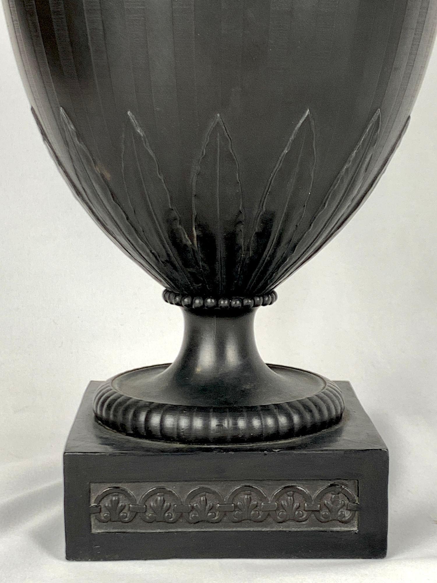 Neoclassico Grande vaso di basalto nero Wedgwood & Bentley del XVIII secolo, Inghilterra, CIRCA 1775 in vendita