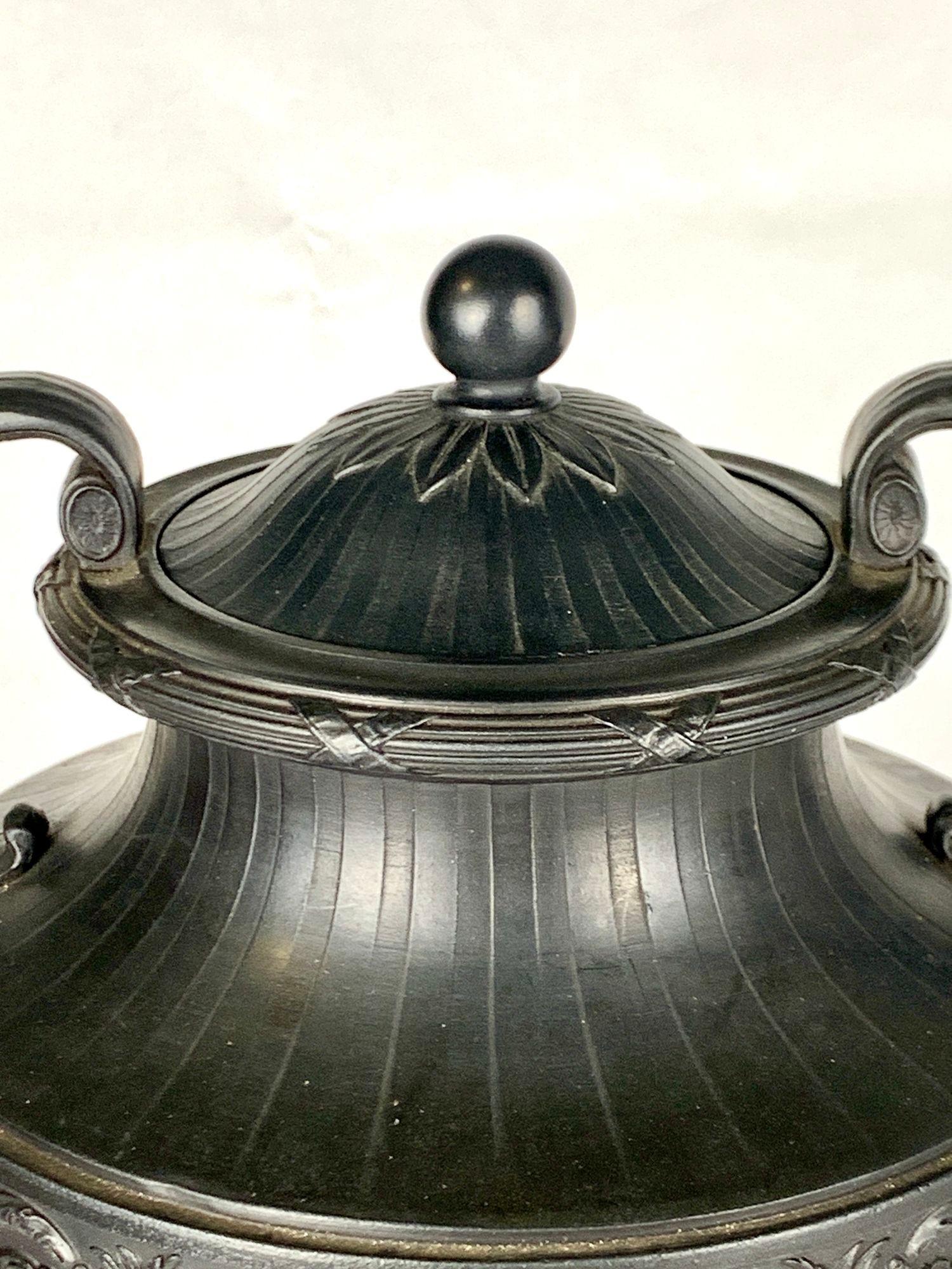 Grande vaso di basalto nero Wedgwood & Bentley del XVIII secolo, Inghilterra, CIRCA 1775 In condizioni ottime in vendita a Katonah, NY