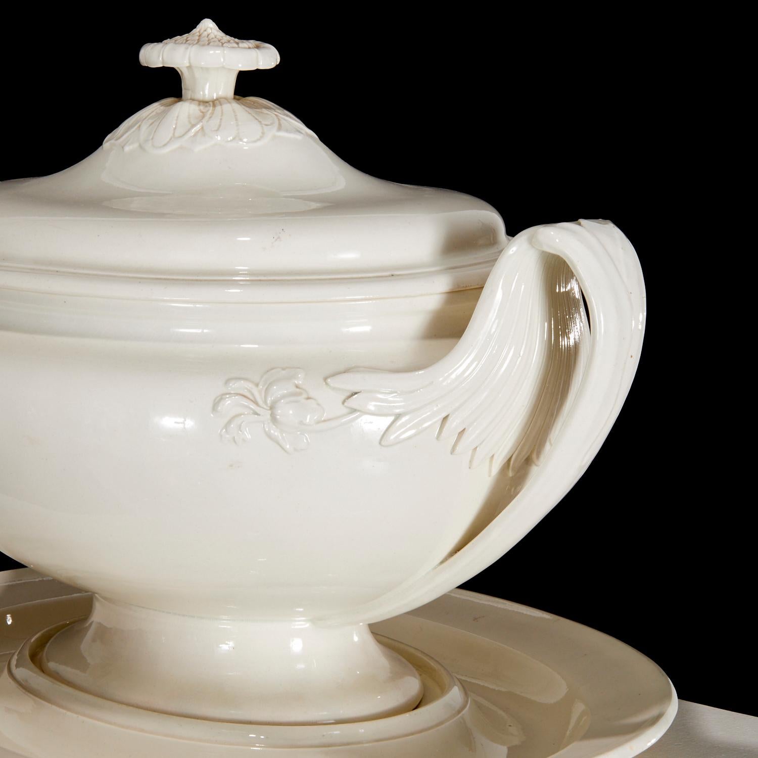 English 18th-century Large Wedgwood Creamware Tureen, Cover & Stand
